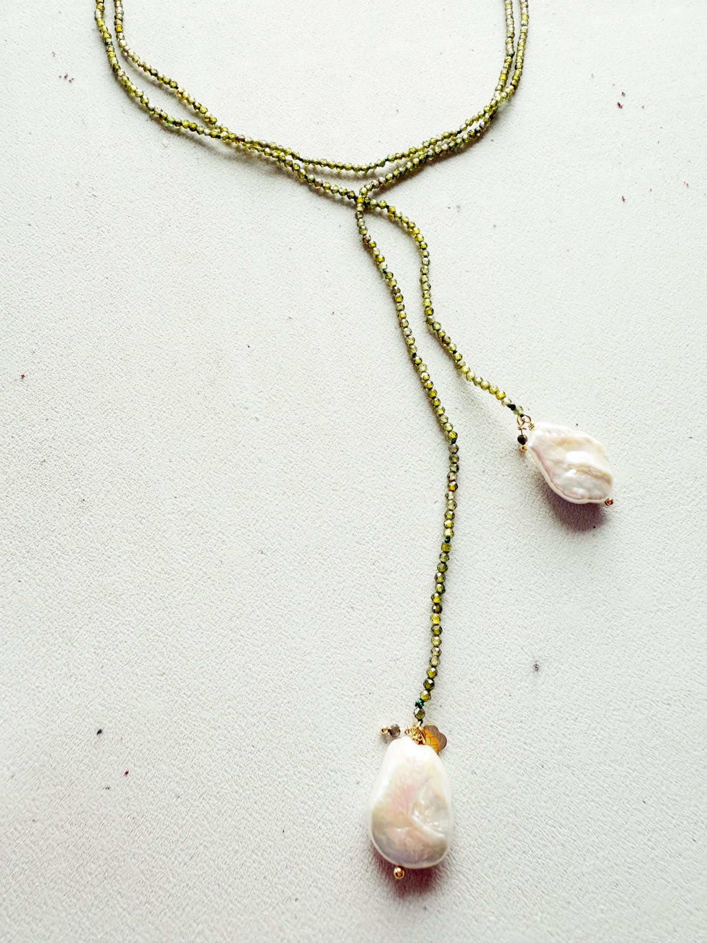 Ilgas vėrinys su perlais