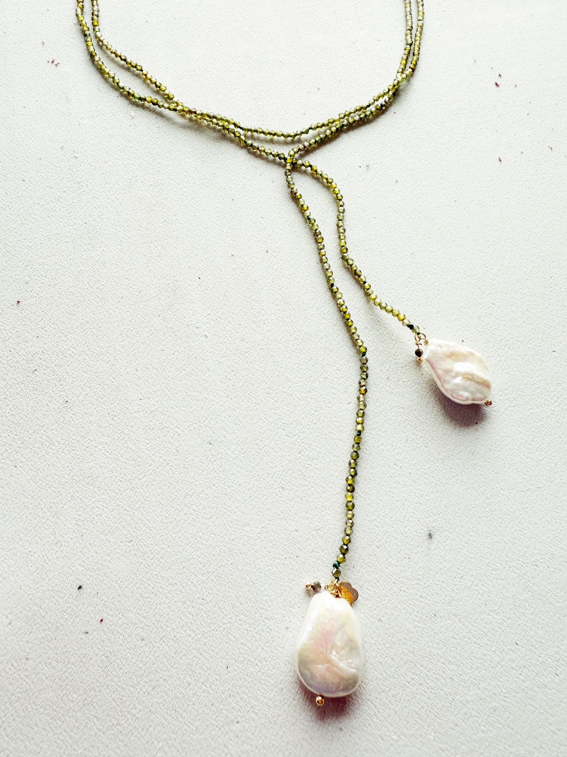 Ilgas vėrinys su perlais