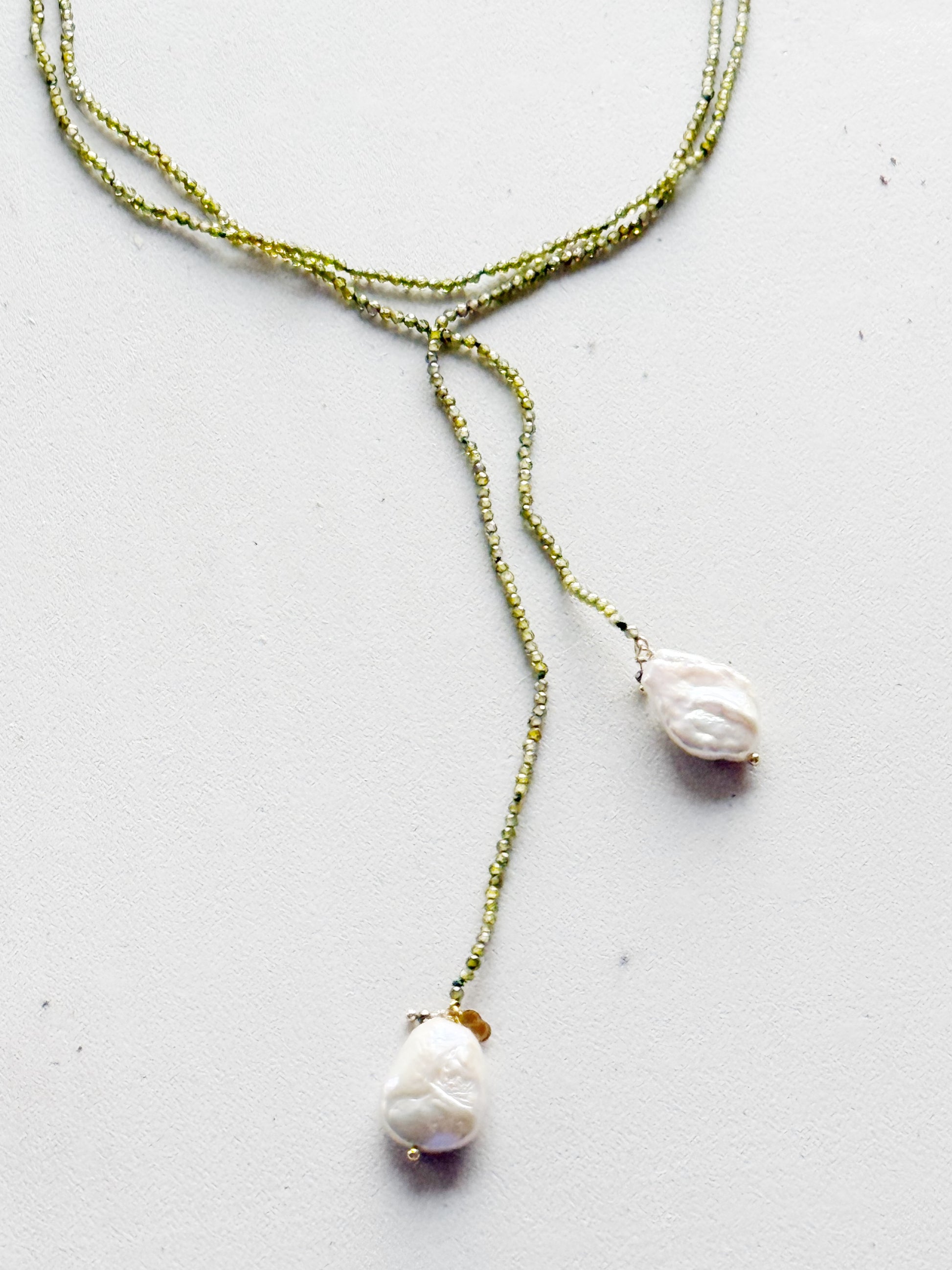 Ilgas vėrinys su perlais