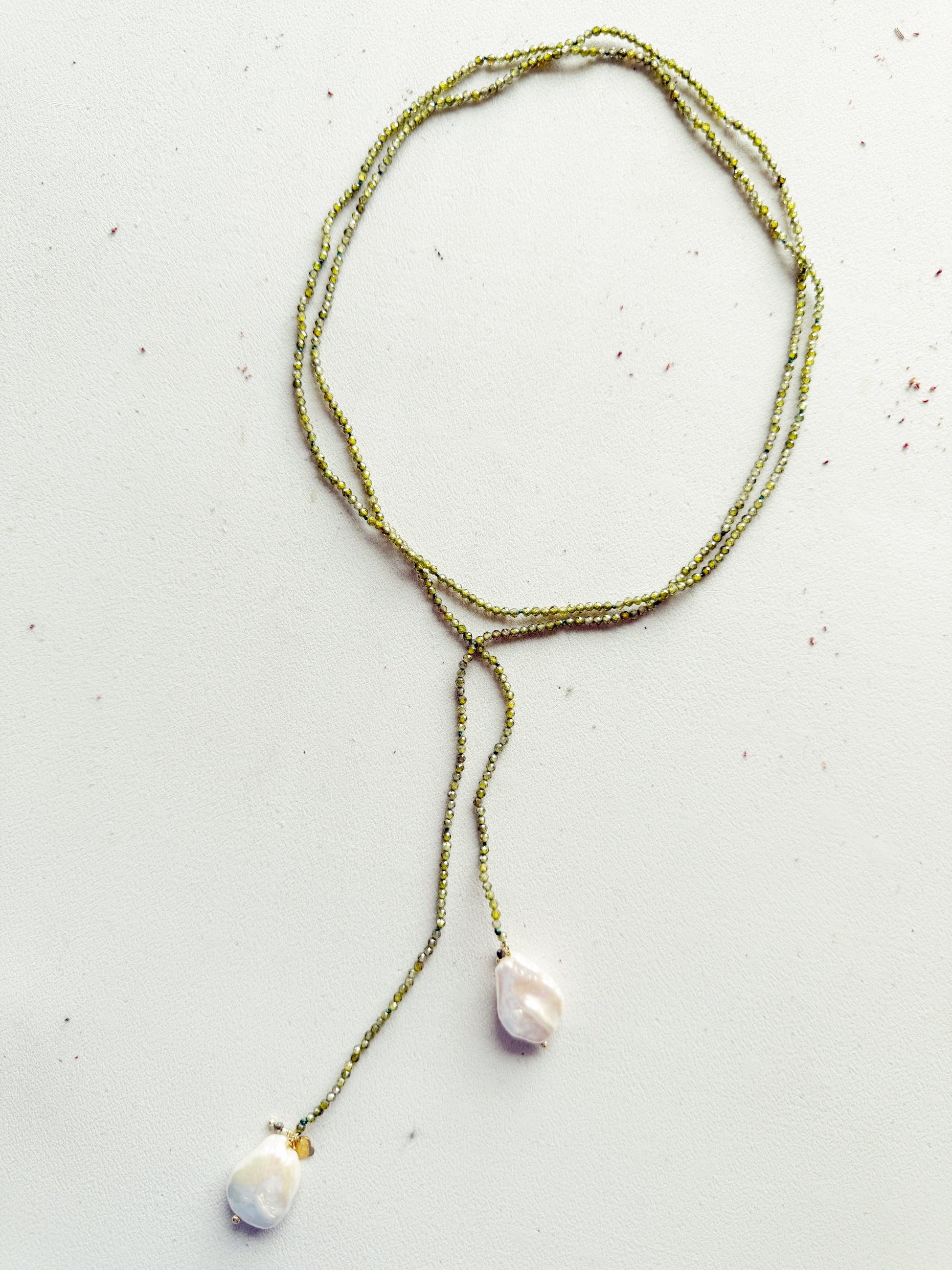 Ilgas vėrinys su perlais