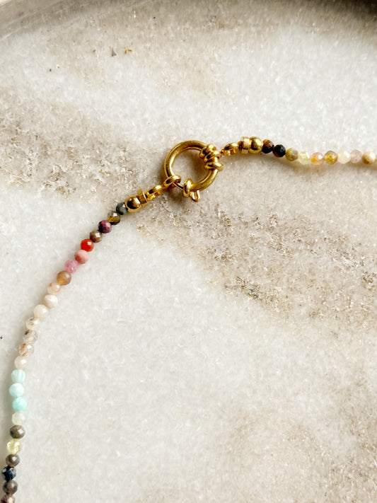 Įvairių kristalų kaklo papuošalas