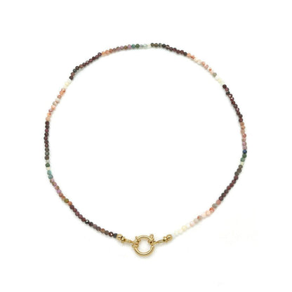 Įvairių kristalų kaklo papuošalas