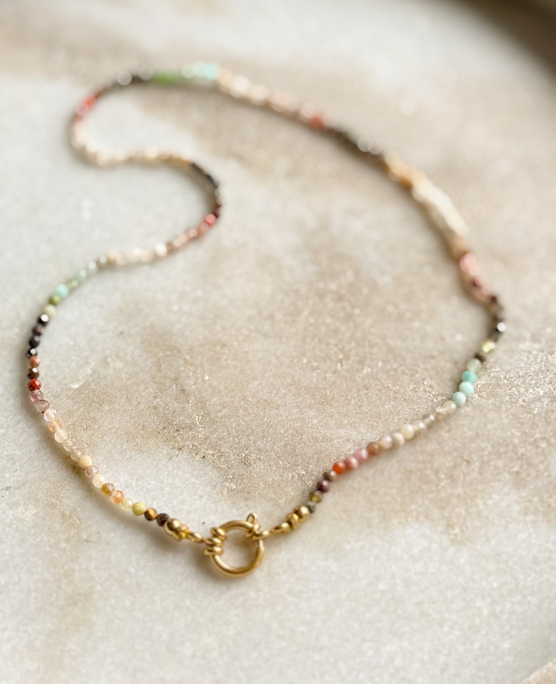 Įvairių kristalų kaklo papuošalas