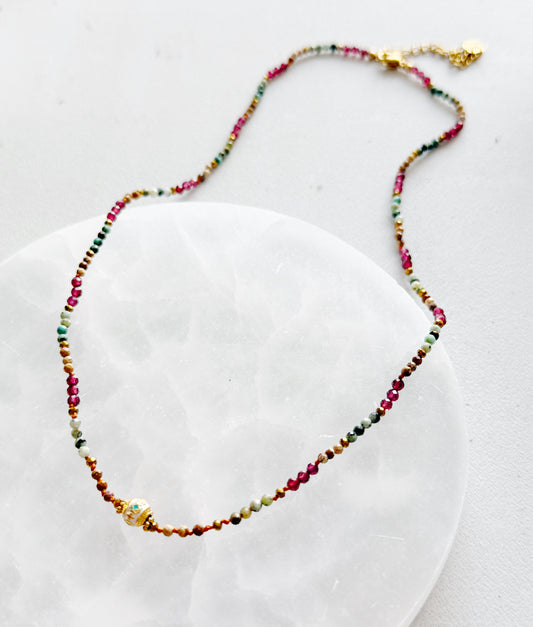 Įvairių kristalų kaklo papuošalas