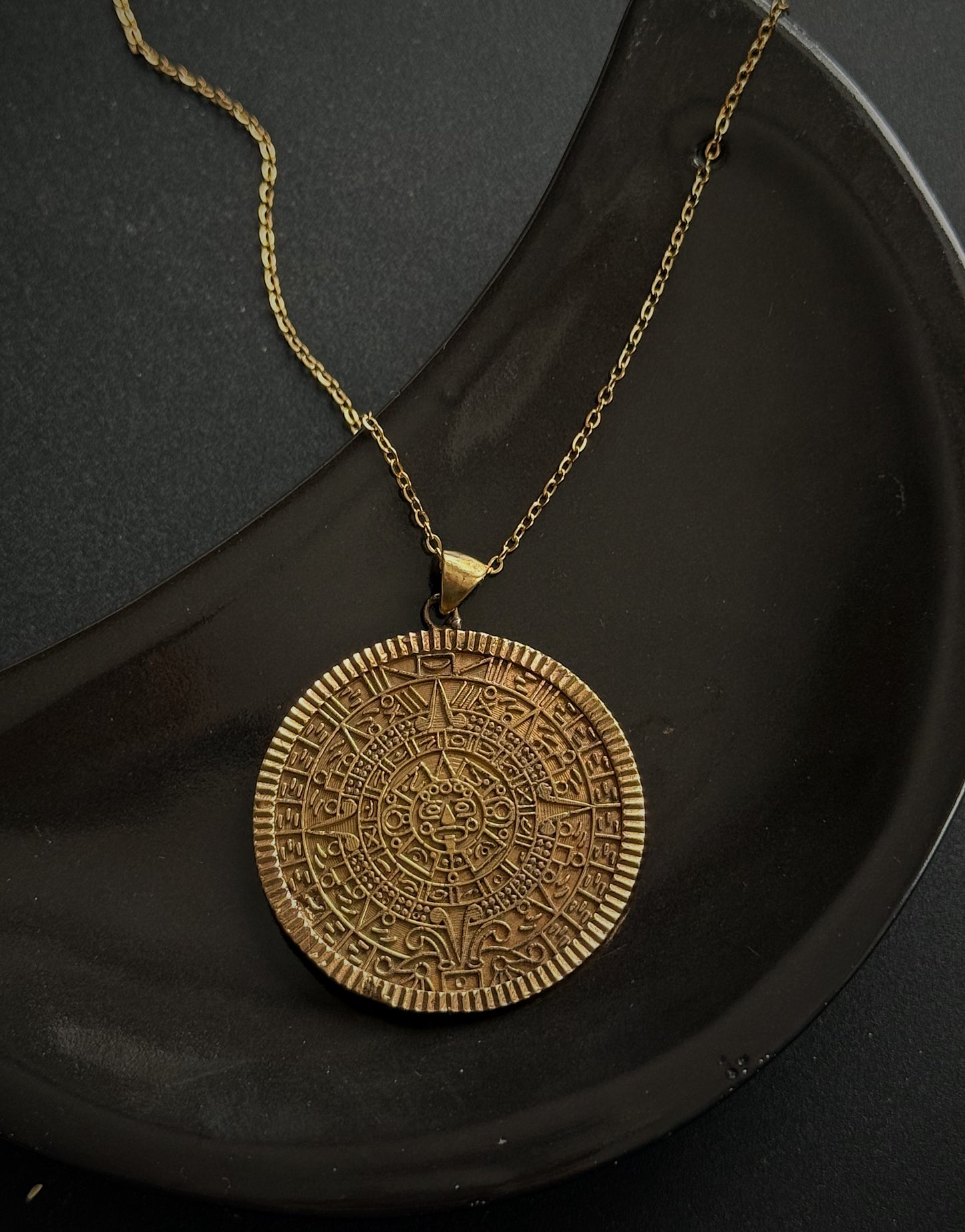 Kaklo papuošalas "Majų kalendorius"