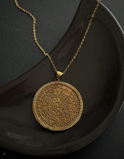 Kaklo papuošalas "Majų kalendorius"