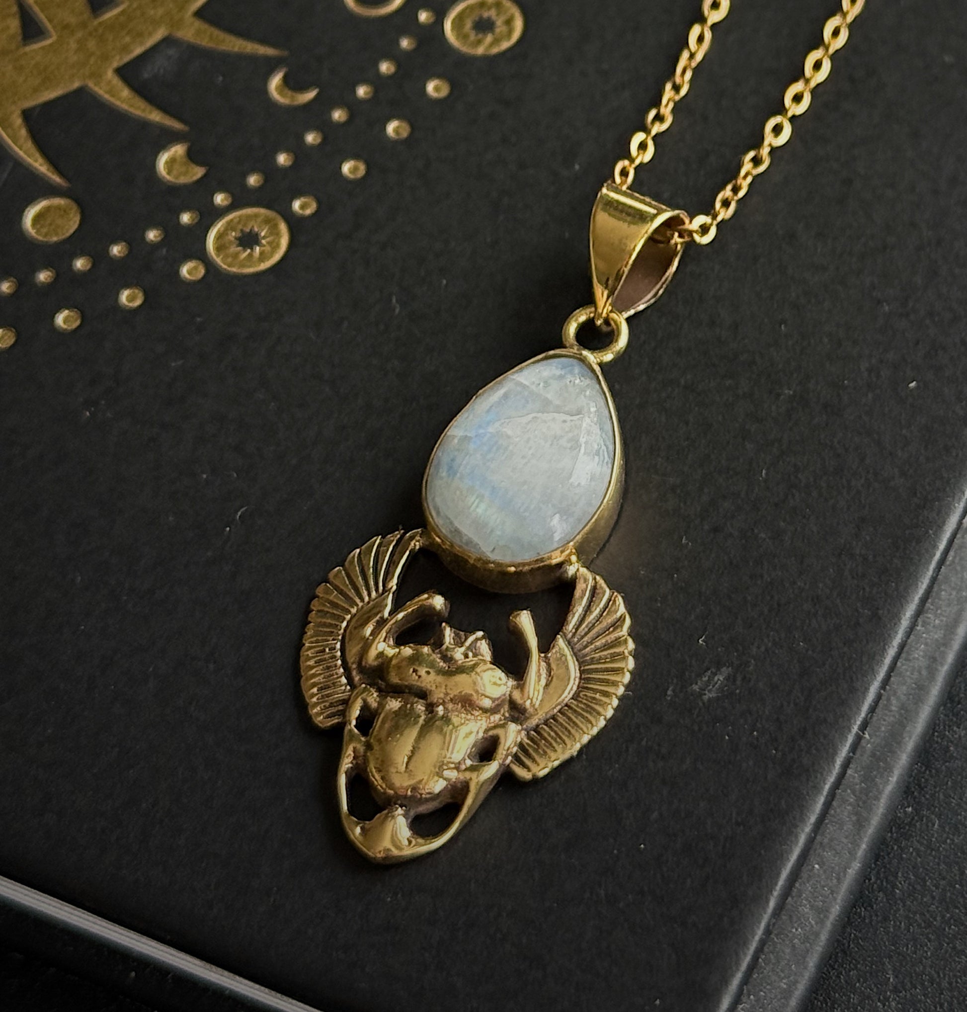 Kaklo papuošalas "Mėnulio akmens sargas"