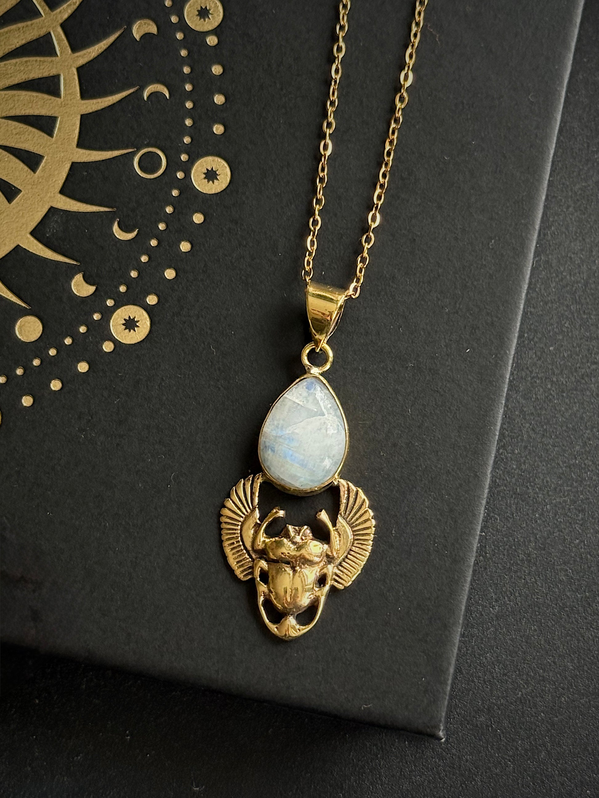 Kaklo papuošalas "Mėnulio akmens sargas"