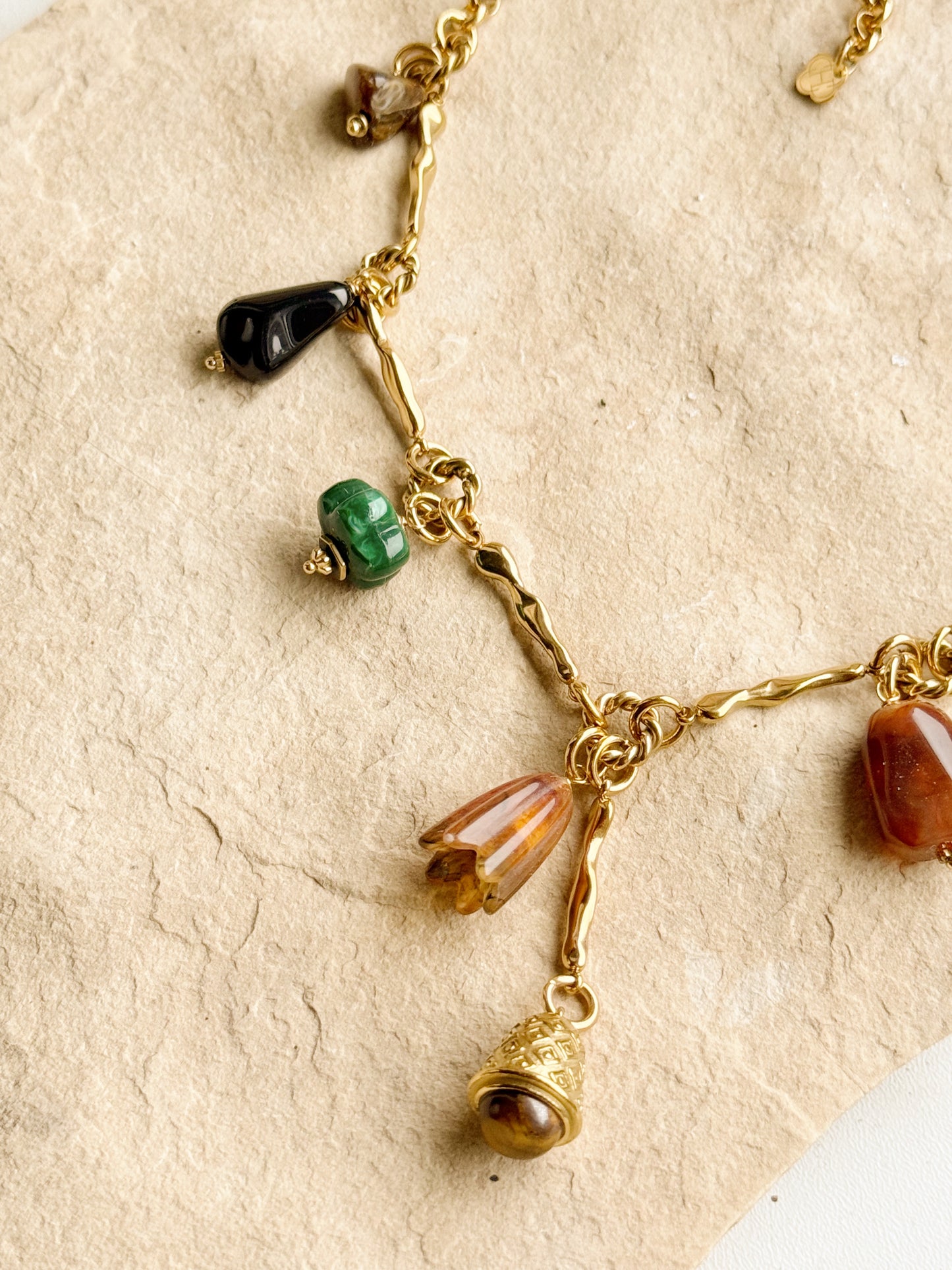 Kaklo papuošalas "Talismanai"