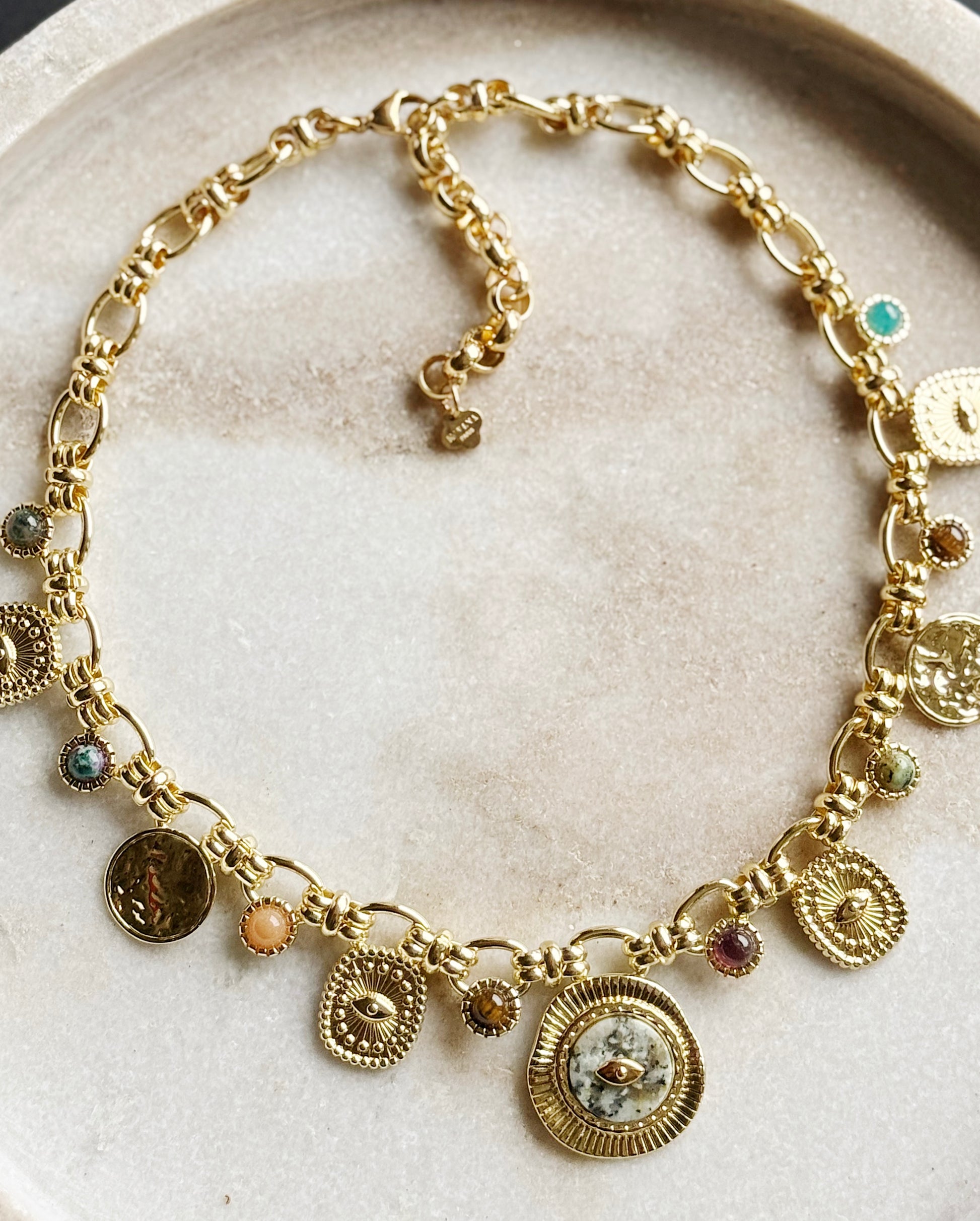 Kaklo papuošalas "Užburianti energija"