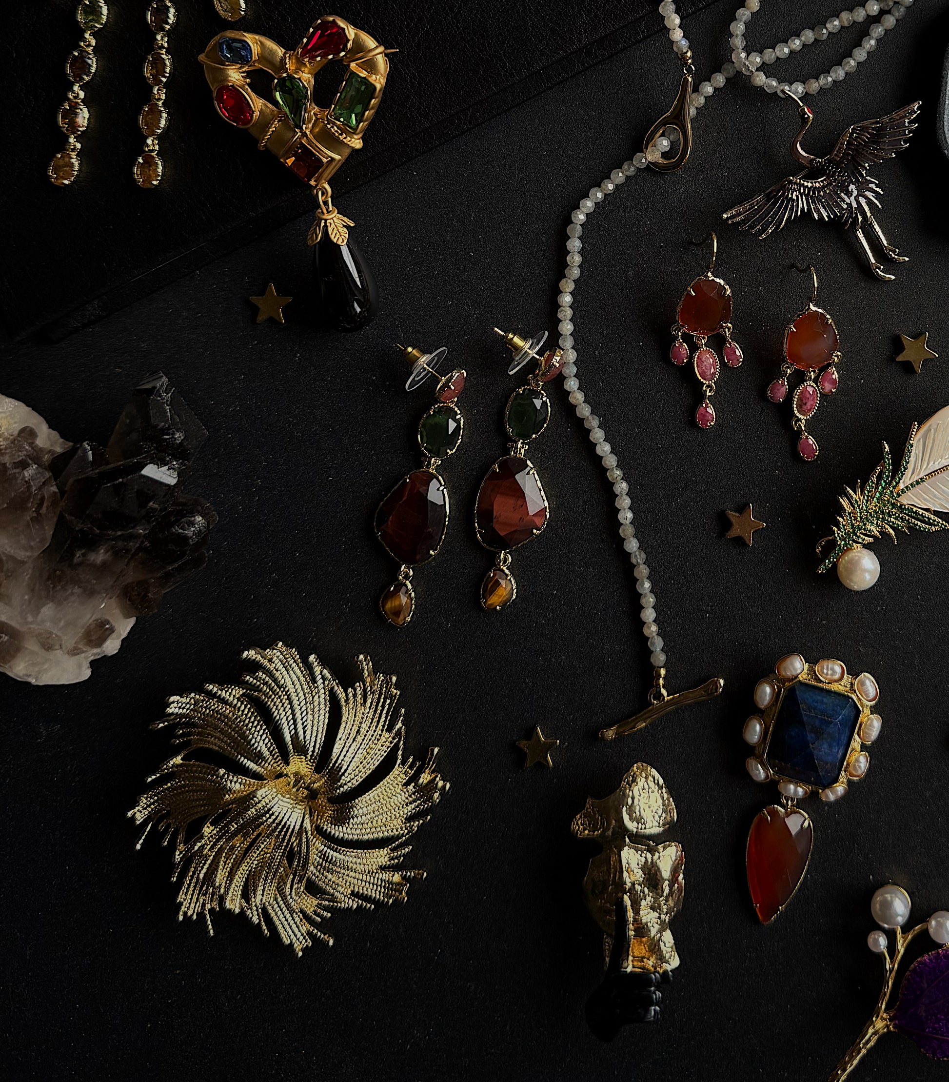 Karneolio ir labradorito sagė