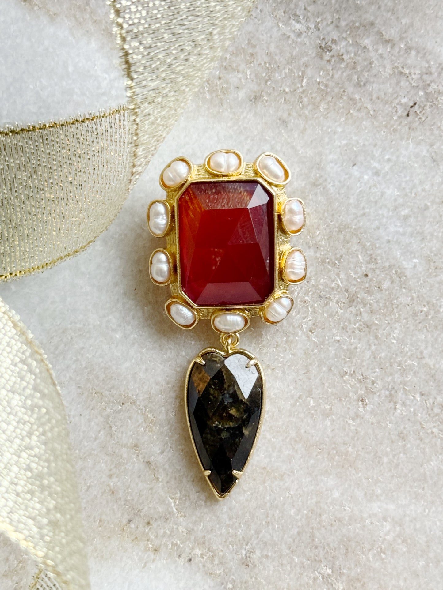 Karneolio ir labradorito sagė