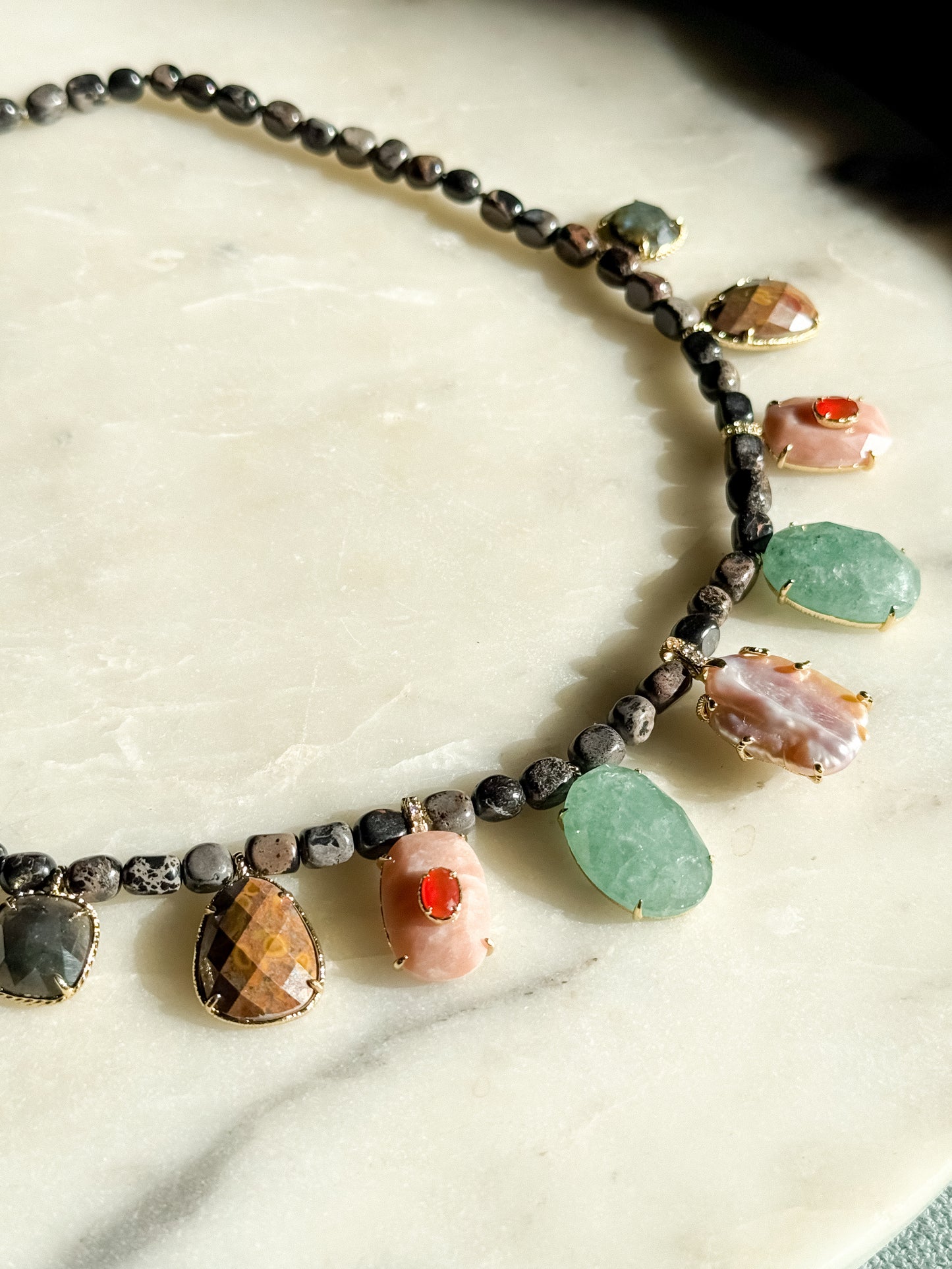 Kristalų kaklo vėrinys "Manifestacija"