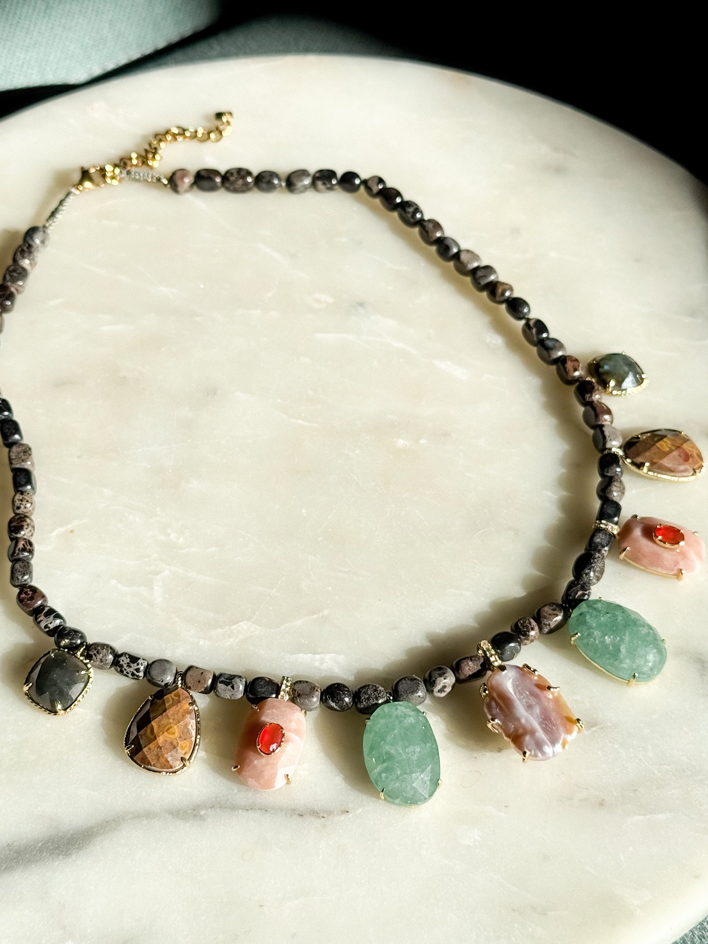 Kristalų kaklo vėrinys "Manifestacija"