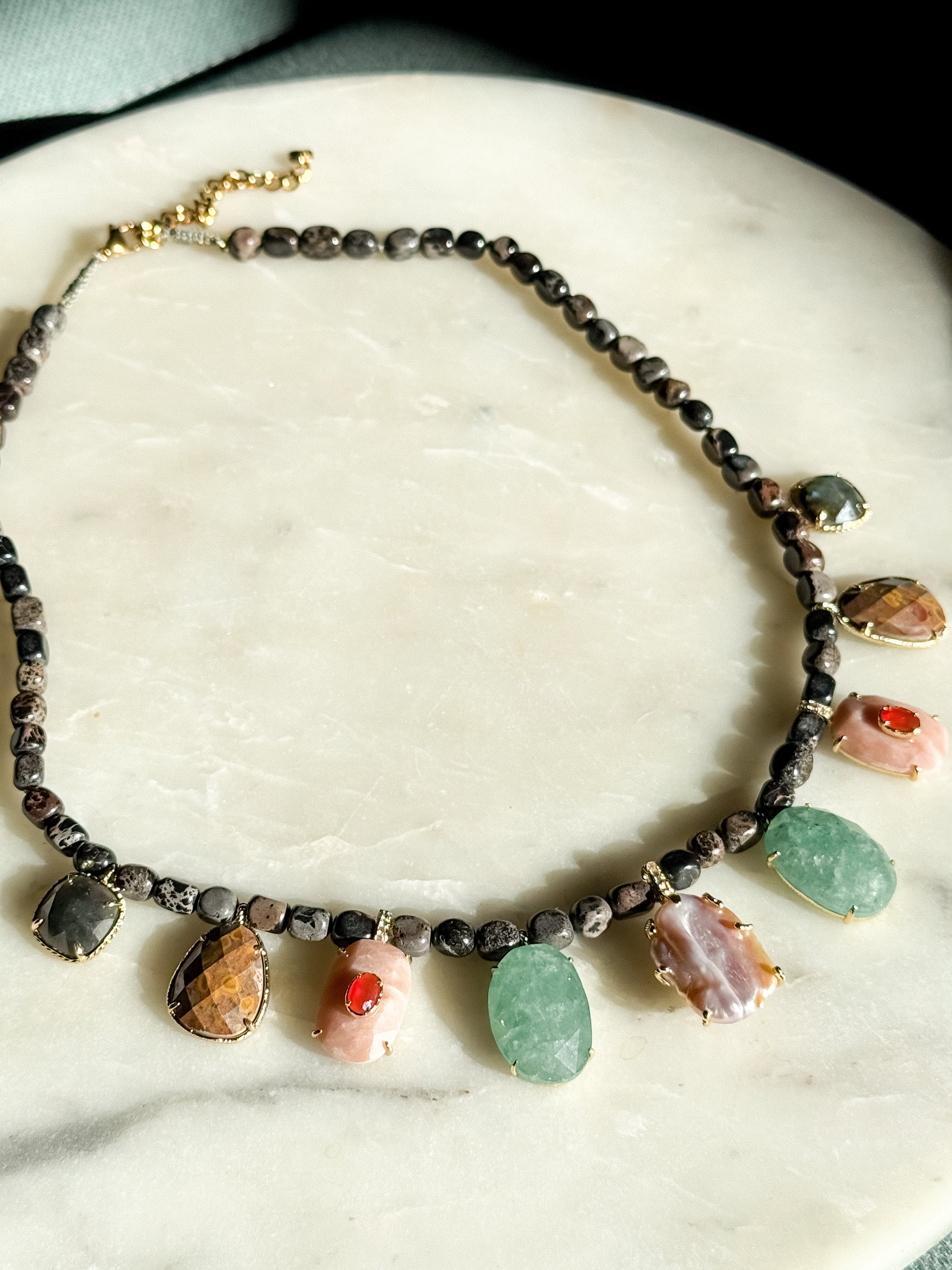 Kristalų kaklo vėrinys "Manifestacija"