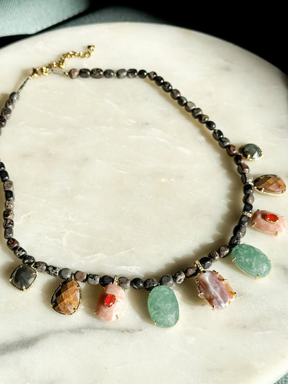 Kristalų kaklo vėrinys "Manifestacija"