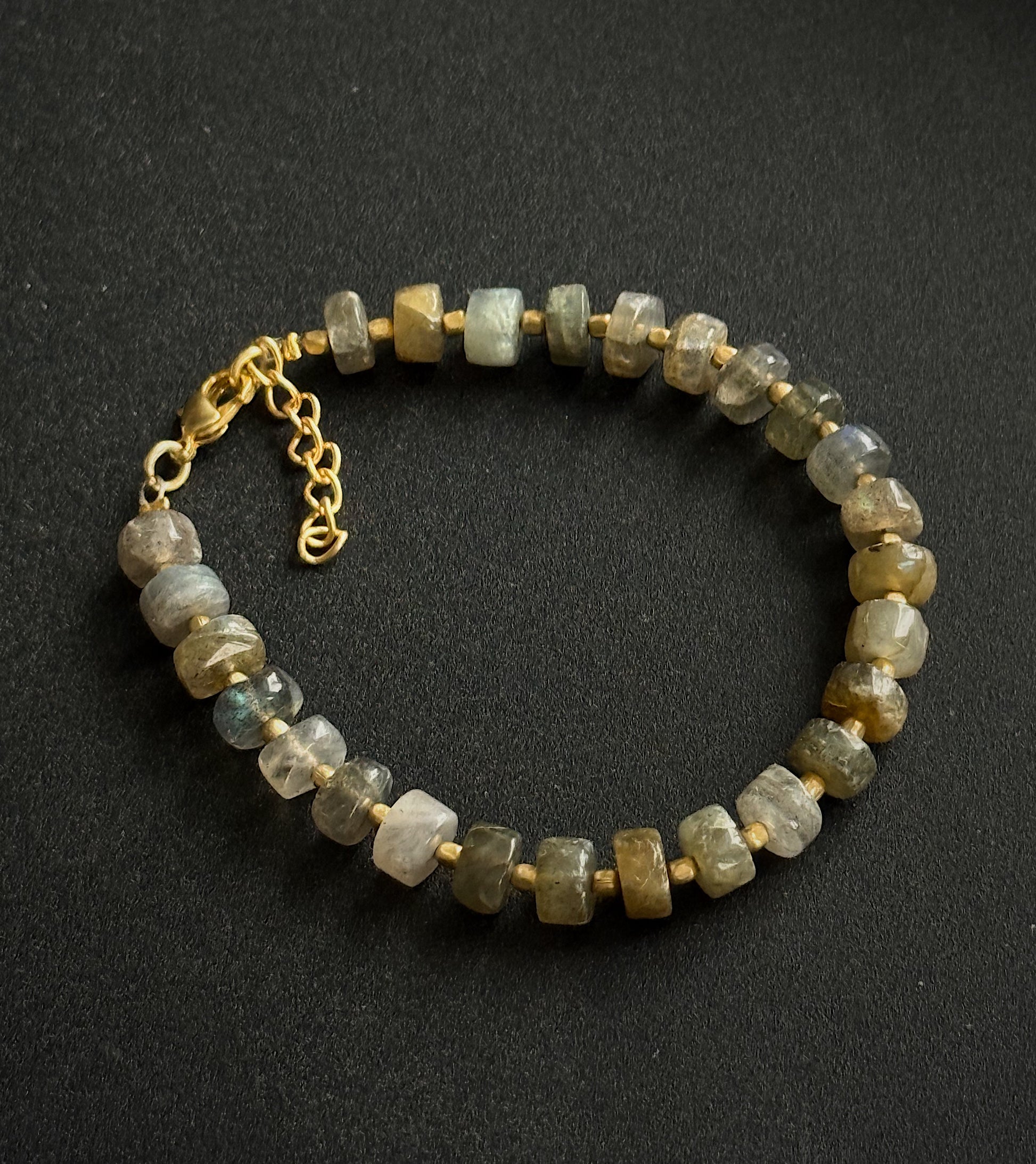 Labradorito apyrankė “Deivė”