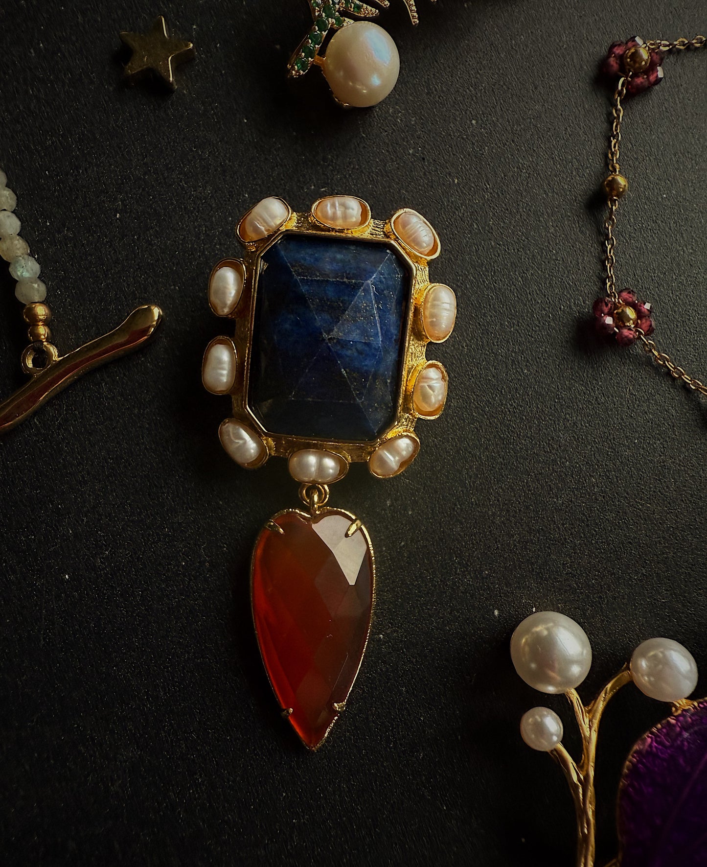 Lazurito ir karneolio sagė