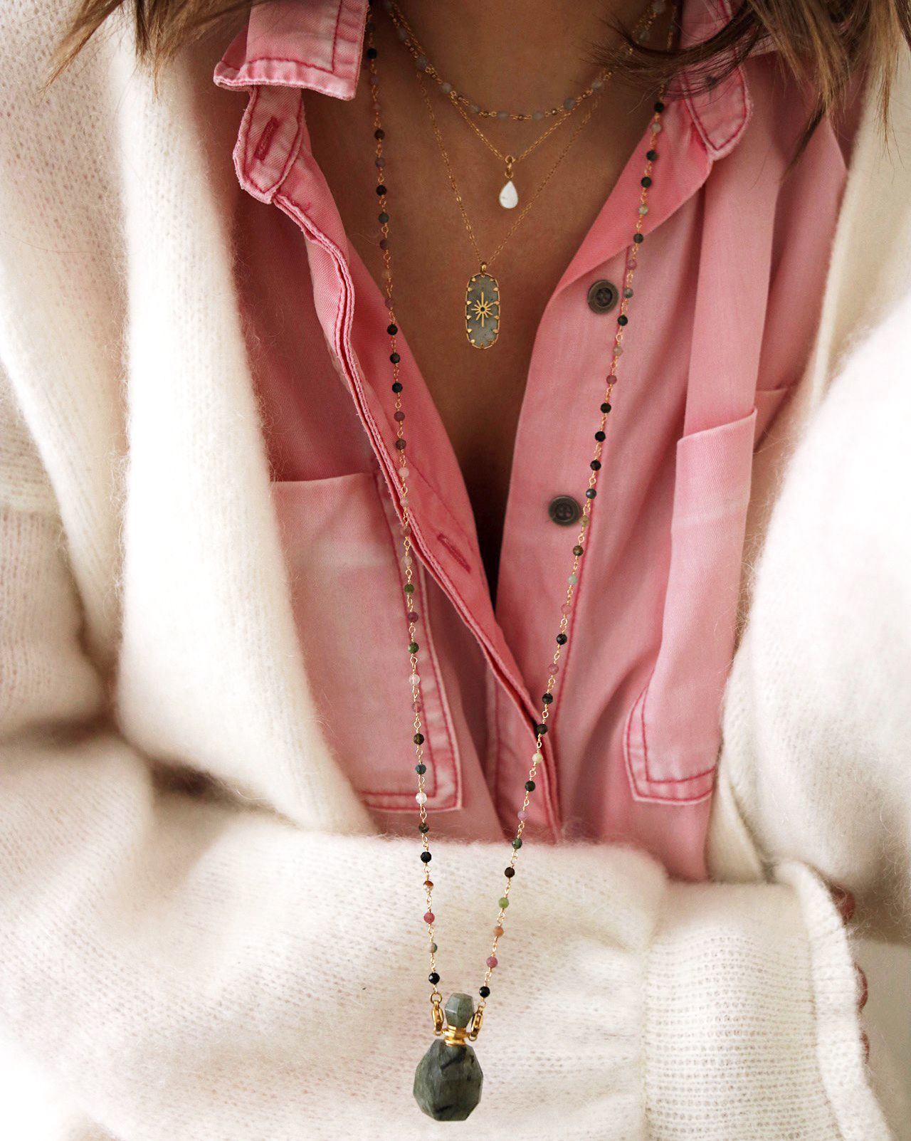 Lazurito kaklo papuošalas su Kvepalų buteliuku