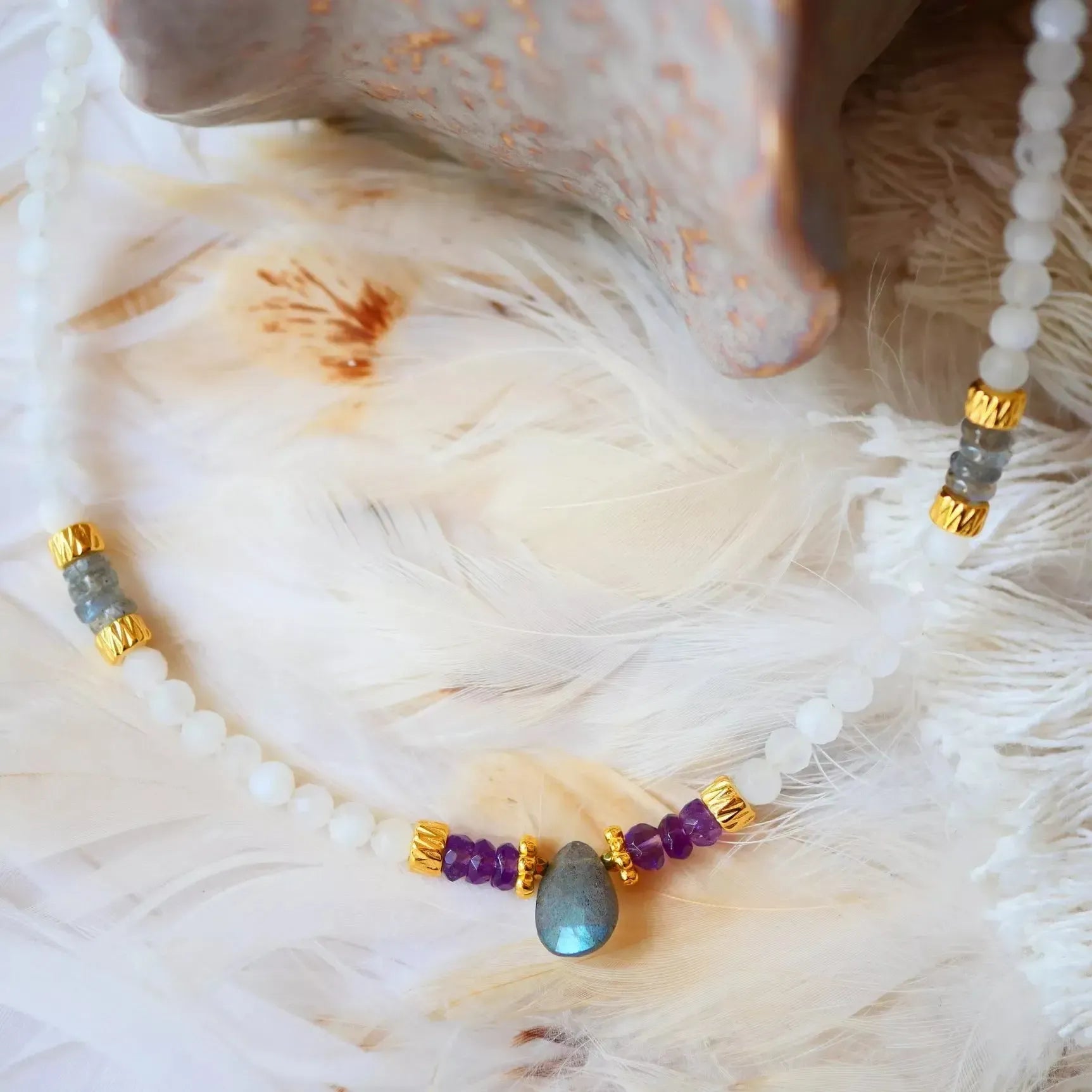 Mėnulio akmens, ametisto ir labradorito vėrinys "Dieviška apsauga"