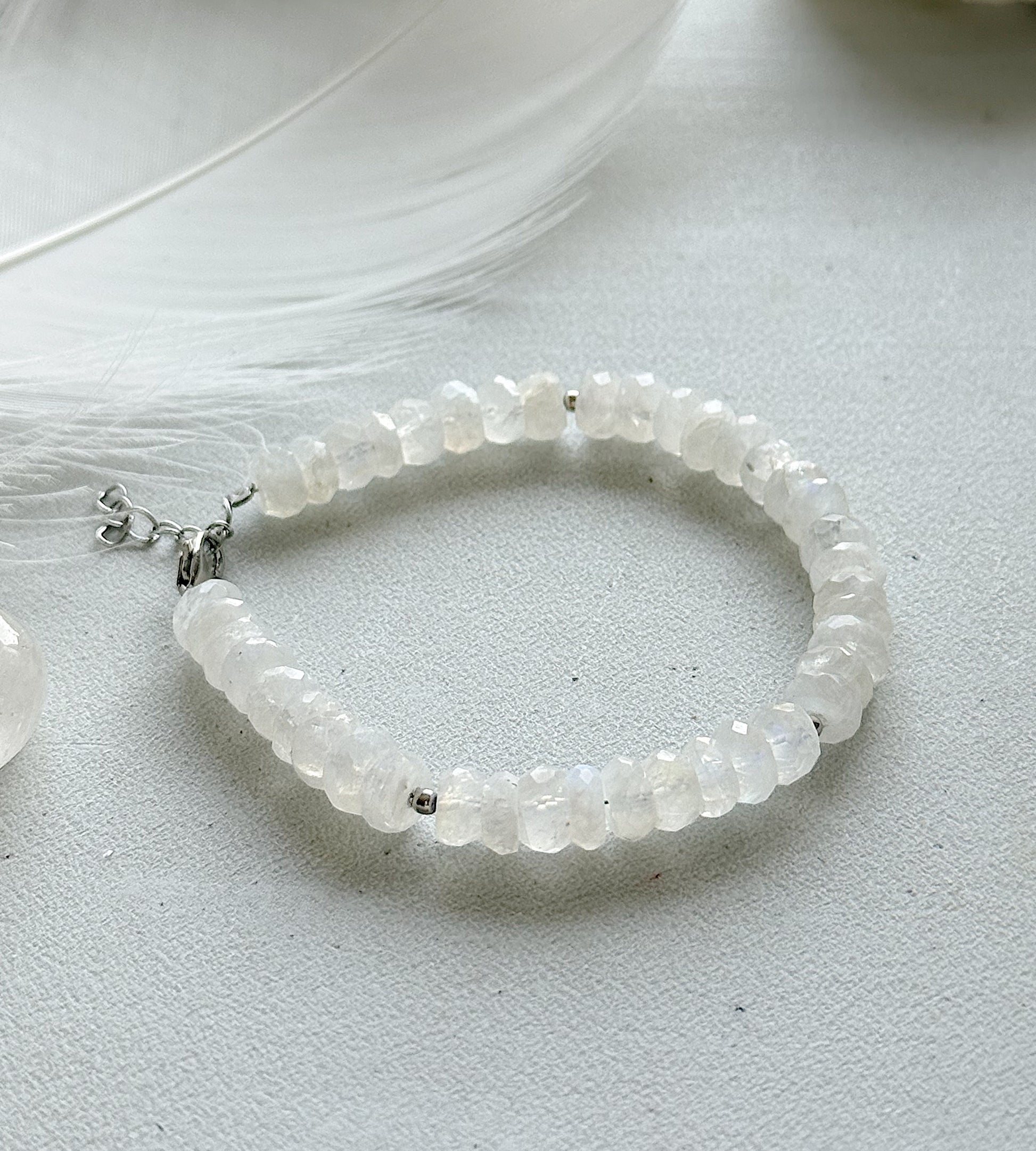 Mėnulio akmens apyrankė