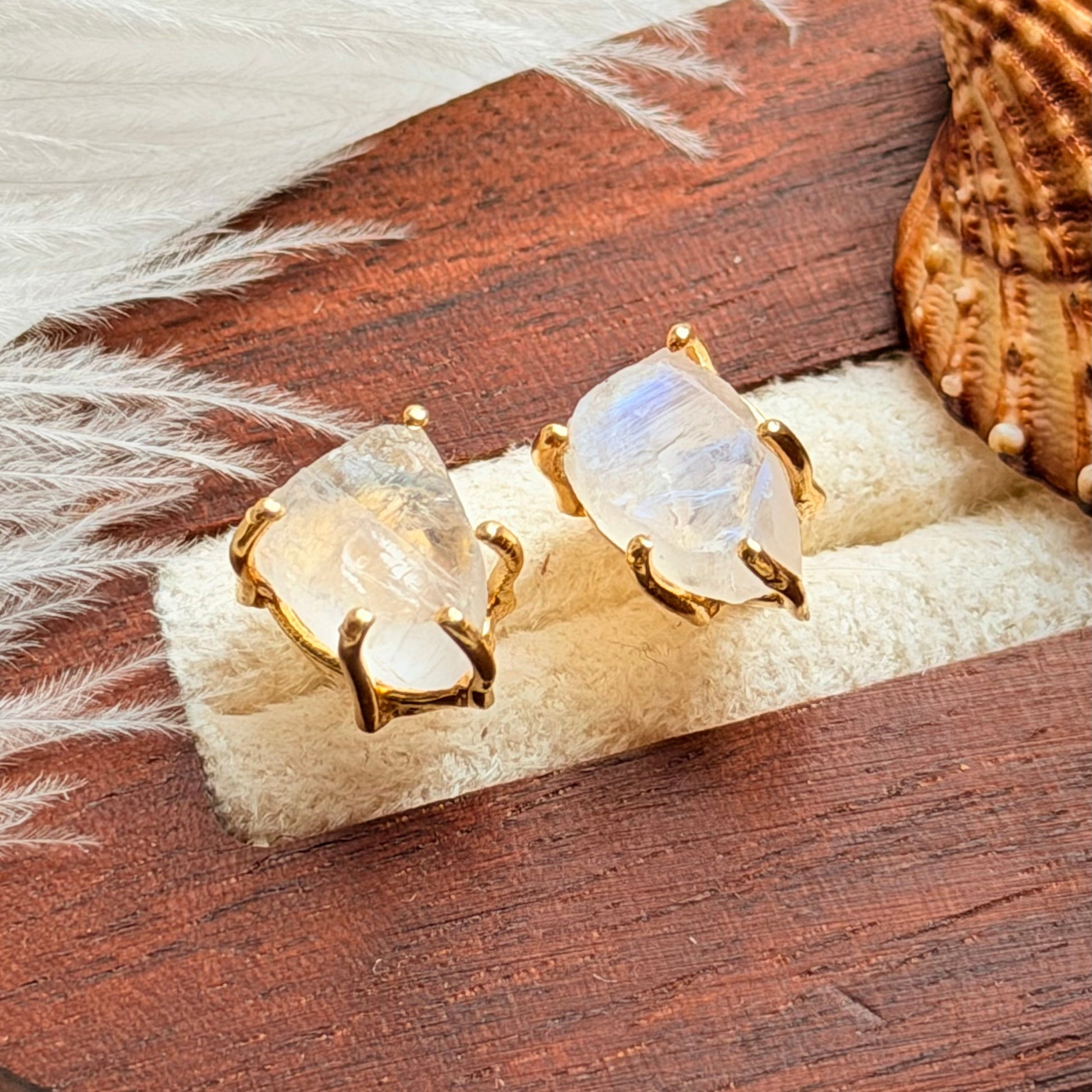 Mėnulio akmens auskarai