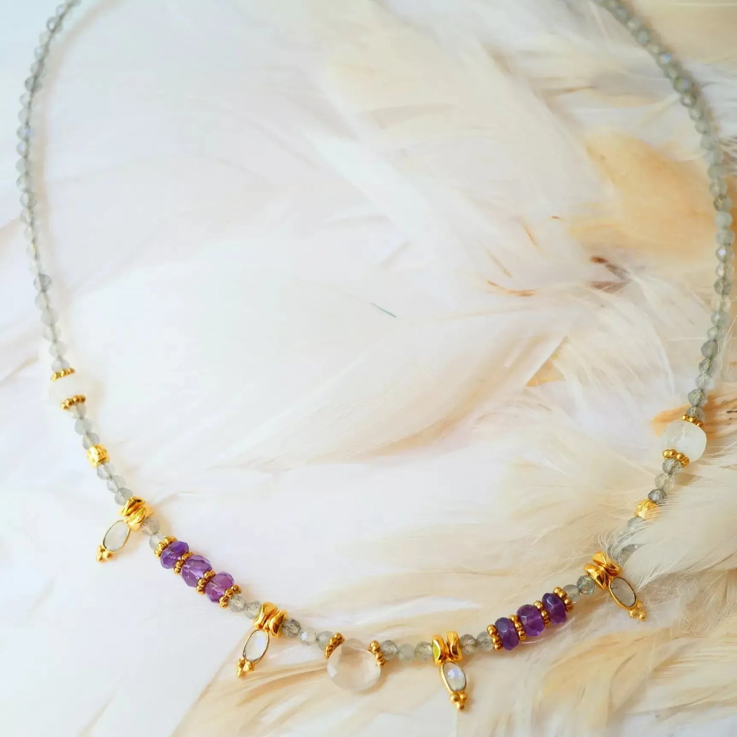 Mėnulio akmens ir labradorito vėrinys "Deivės šokis"