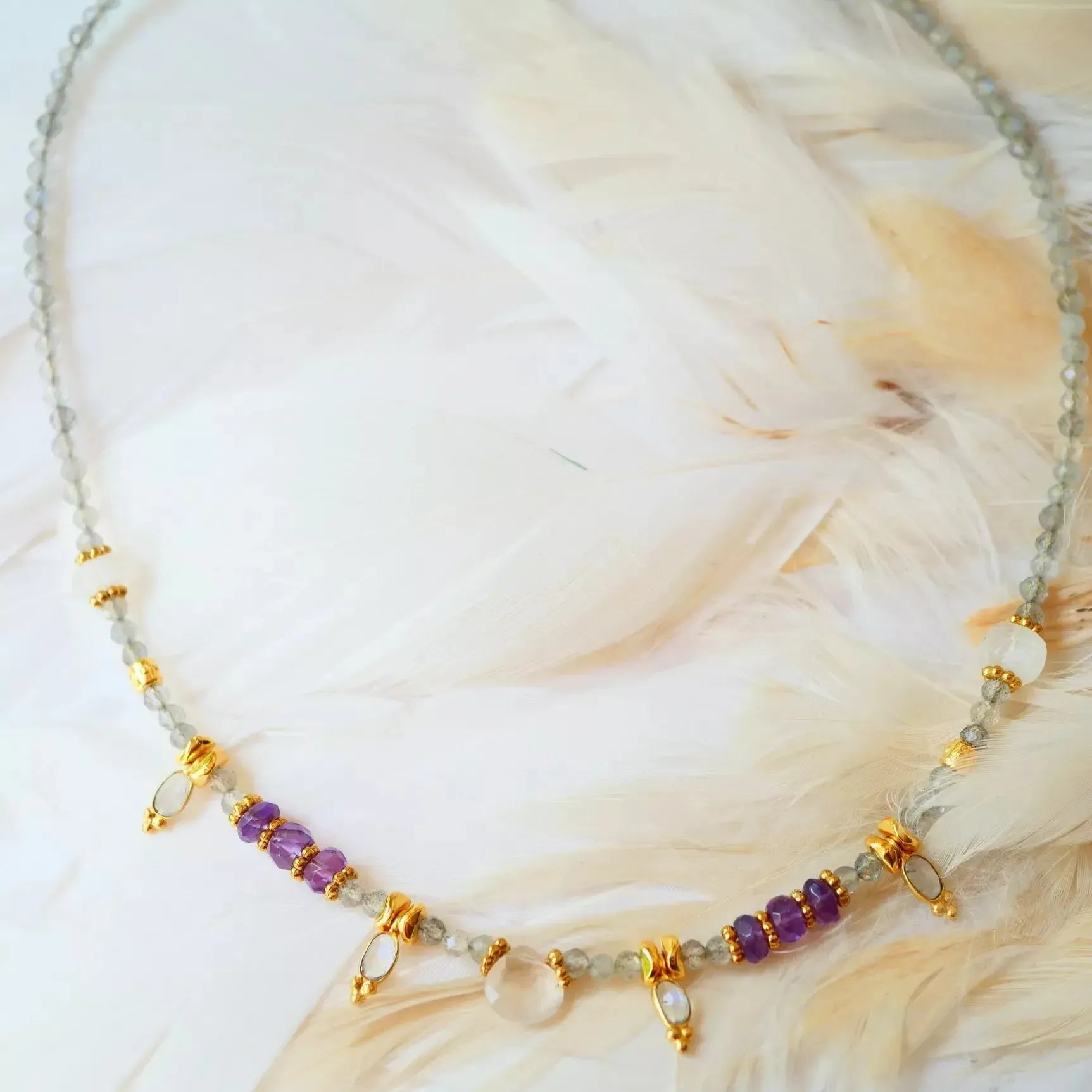 Mėnulio akmens ir labradorito vėrinys "Deivės šokis"