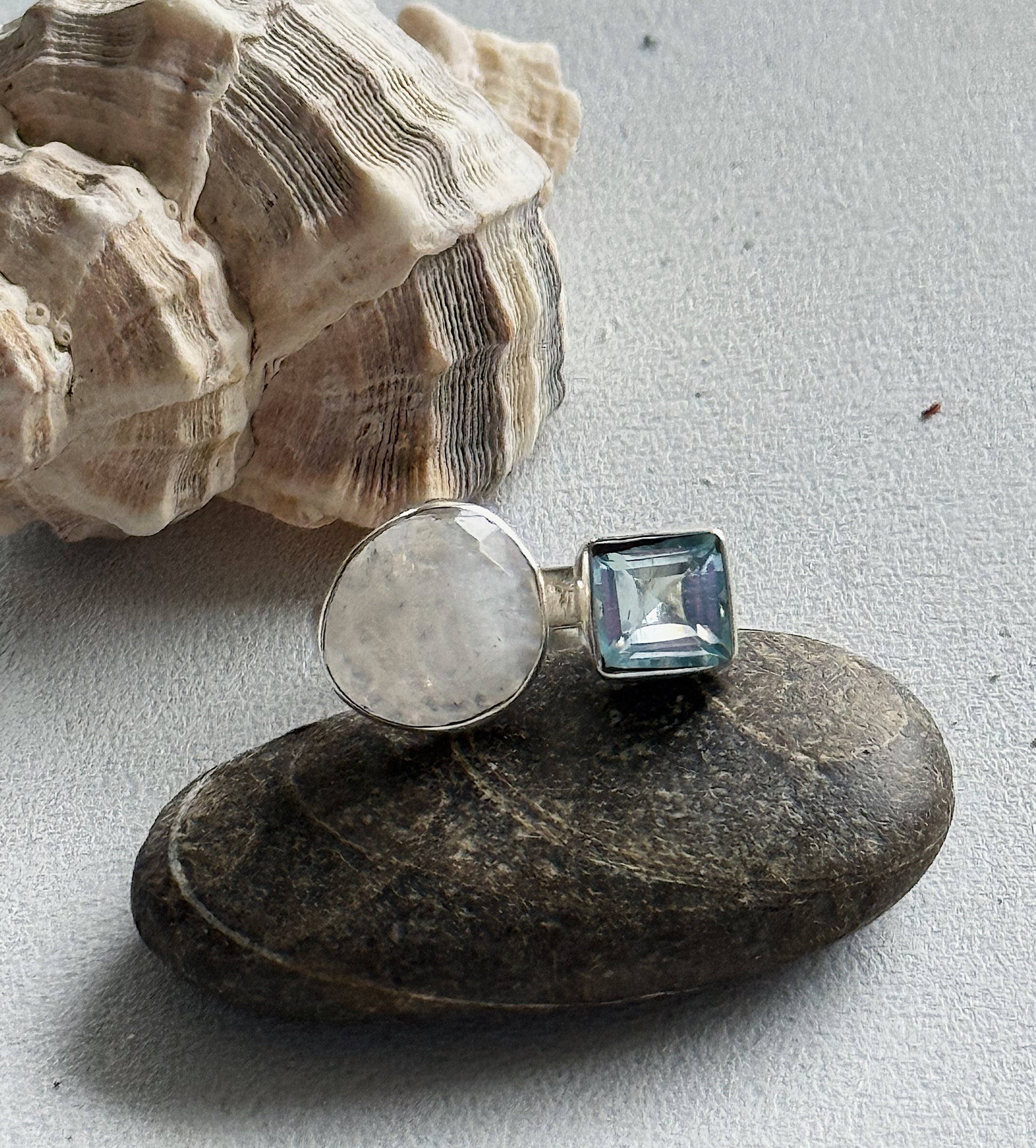 Mėnulio akmens ir topazo žiedas "Energija" / 18 dydis