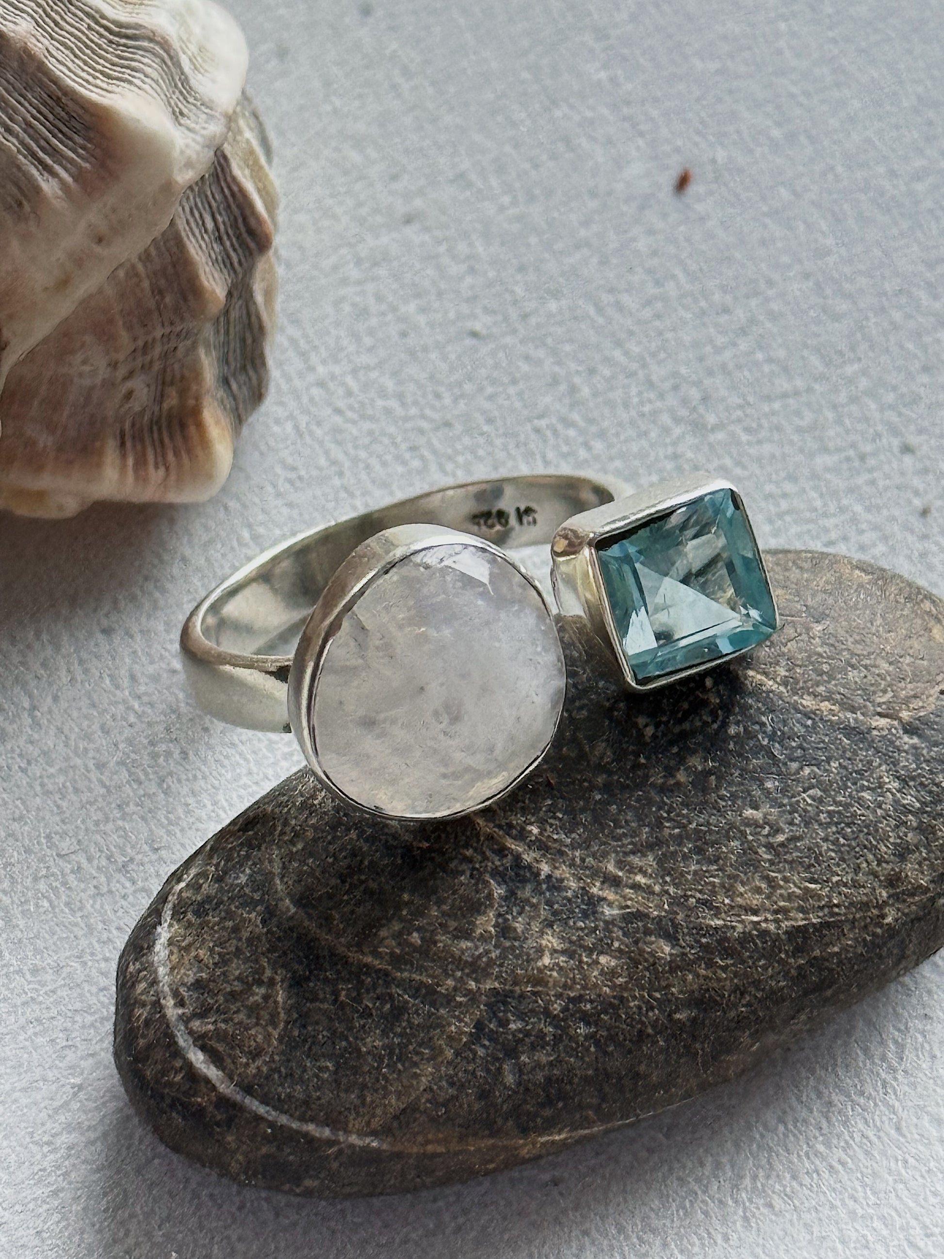 Mėnulio akmens ir topazo žiedas "Energija" / 18 dydis