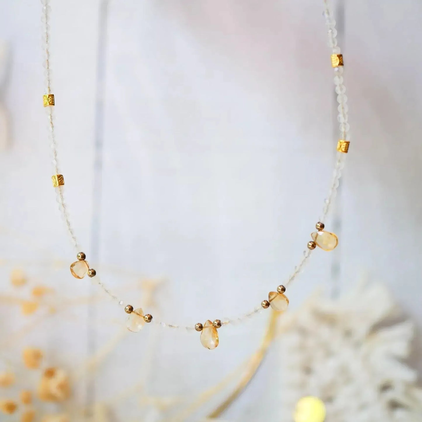 Mėnulio akmens vėrinys puoštas Citrinu