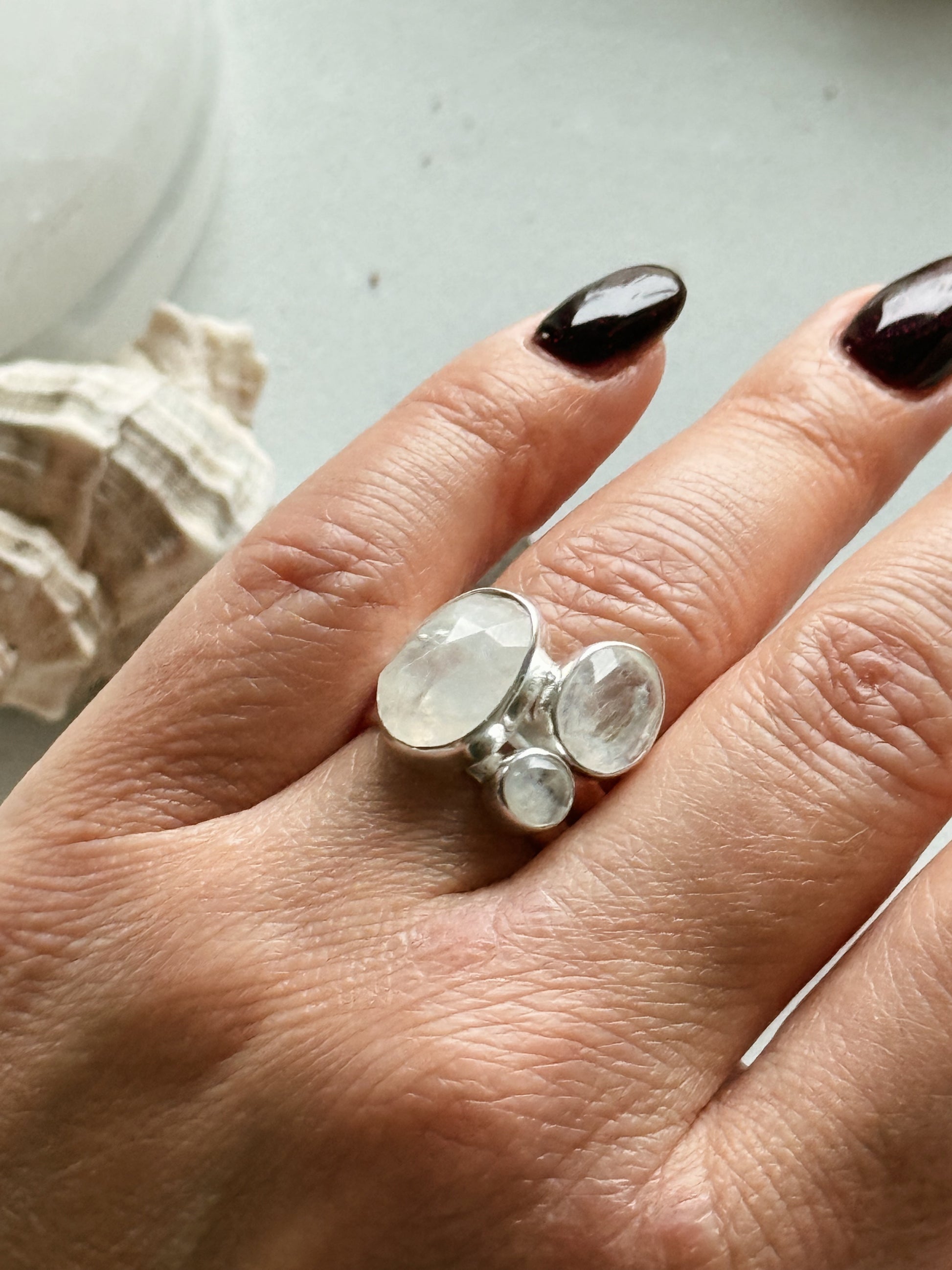 Mėnulio akmens žiedas "Trys" / 17 dydis