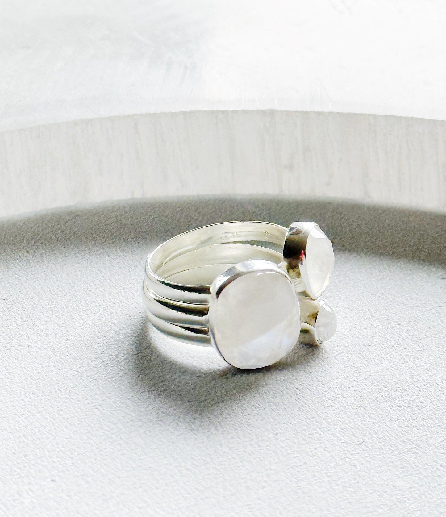 Mėnulio akmens žiedas "Trys" / 17 dydis