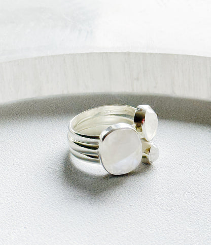 Mėnulio akmens žiedas "Trys" / 17 dydis