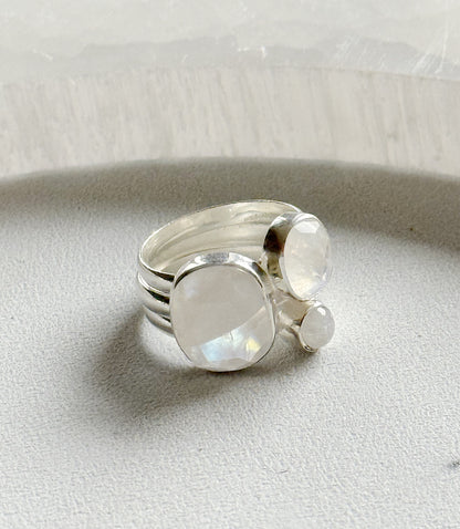 Mėnulio akmens žiedas "Trys" / 17 dydis