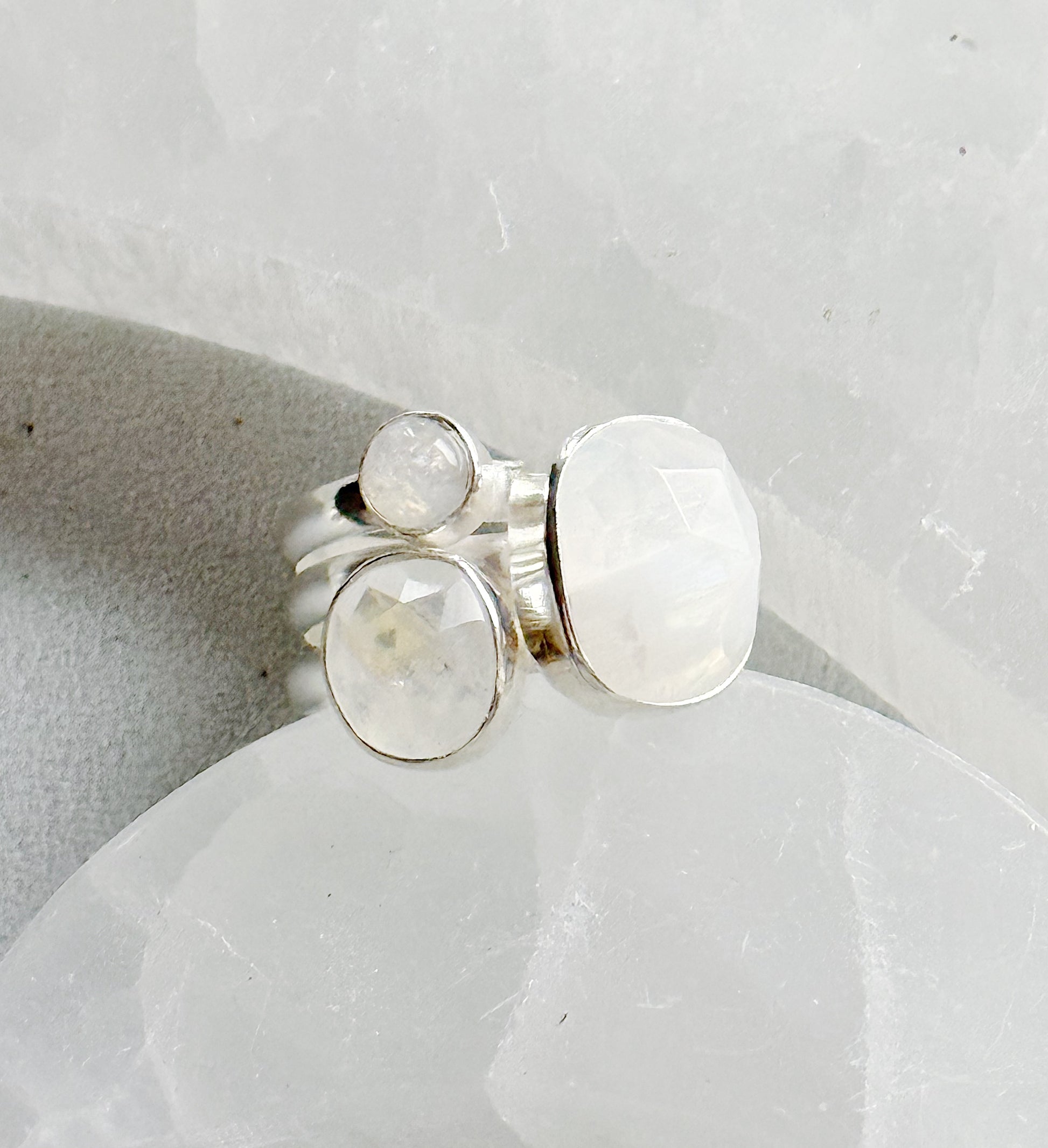 Mėnulio akmens žiedas "Trys" / 17 dydis