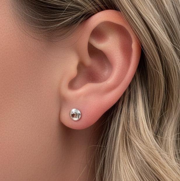 Mini Sidabriniai auskarai su granato kristalais