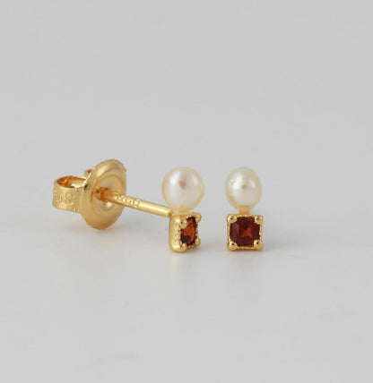 Mini auskarai su granato kristalais ir perlais “Duo”