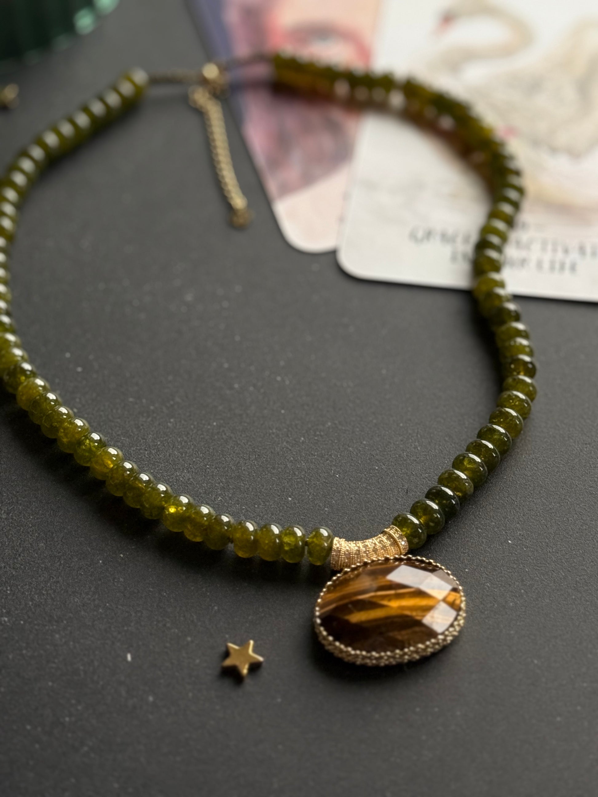 Nefrito ir tigro akies kaklo papuošalas