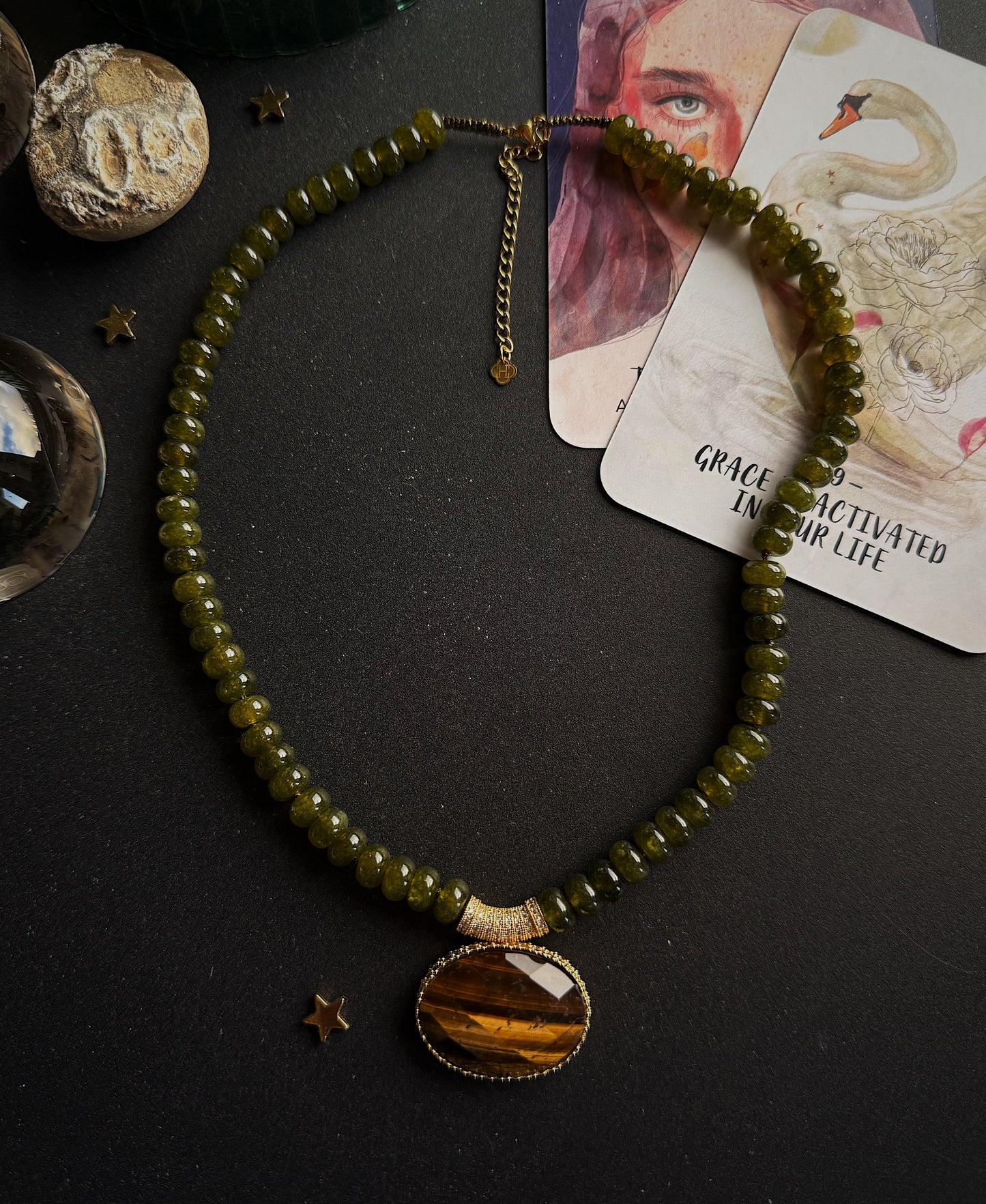 Nefrito ir tigro akies kaklo papuošalas