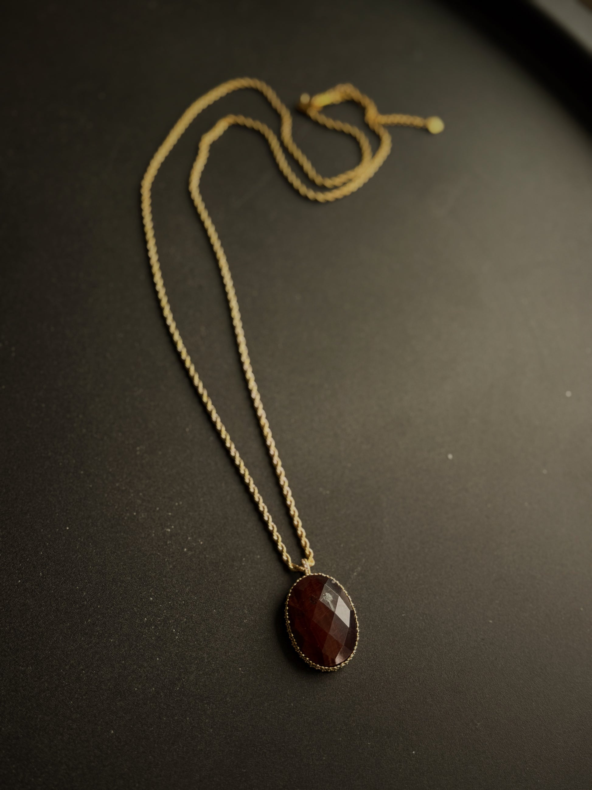 Raudonojo tigro akies kaklo papuošalas "Ugnies valdovė"