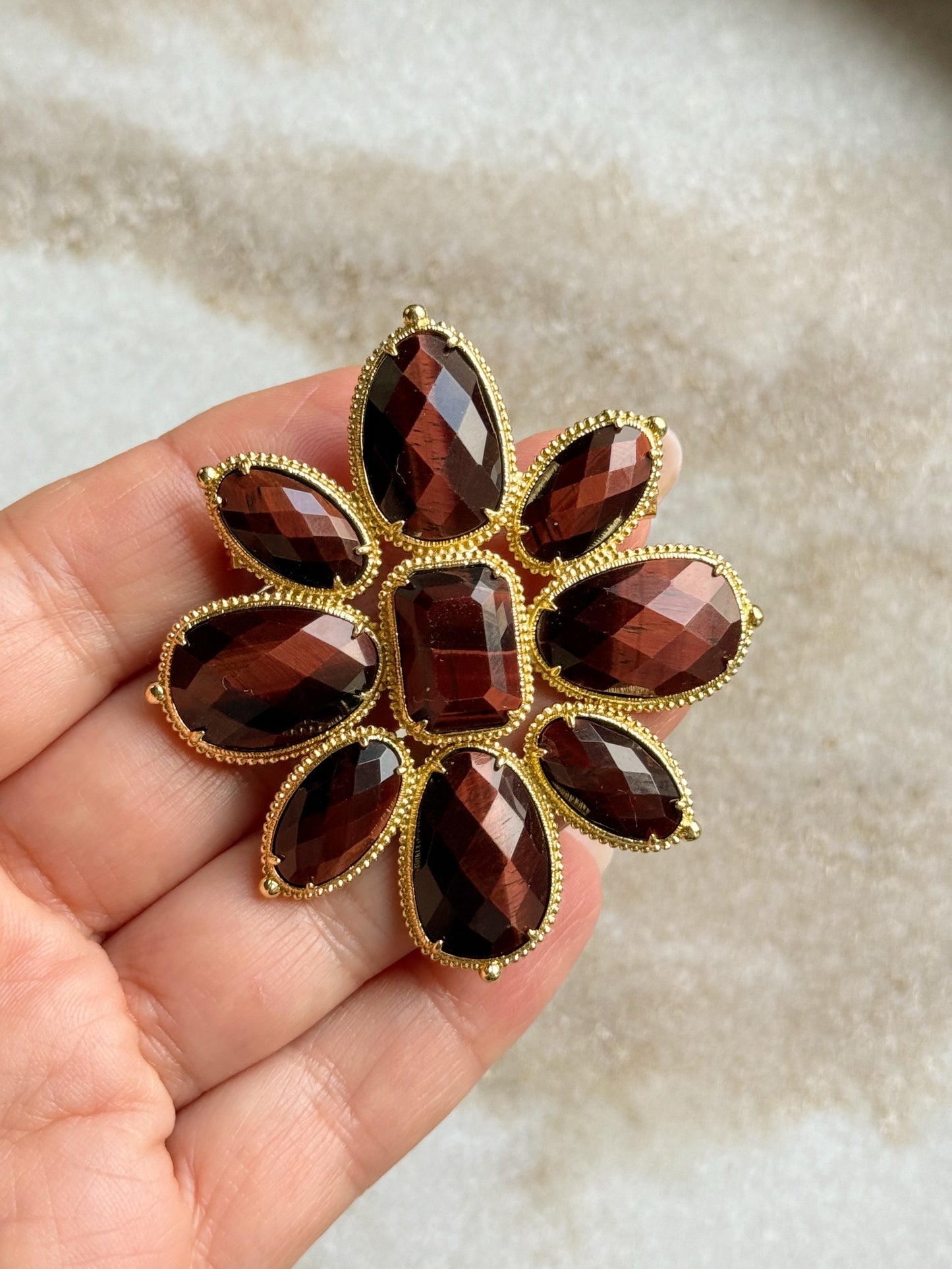 Raudonojo tigro akies sagė "Ugnies valdovė"