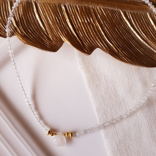 Rožinio kvarco ir mėnulio akmens kaklo vėrinys