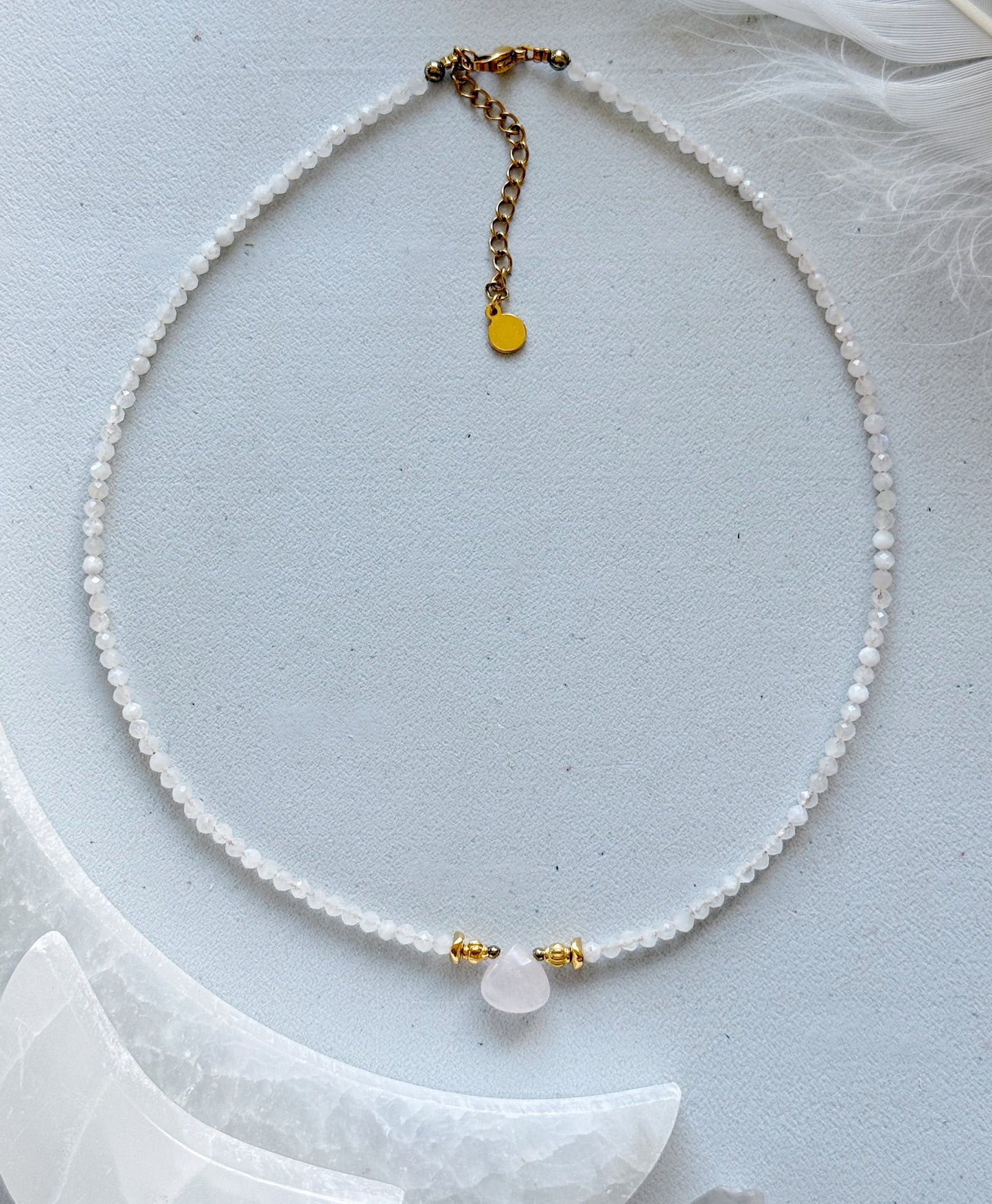 Rožinio kvarco ir mėnulio akmens kaklo vėrinys