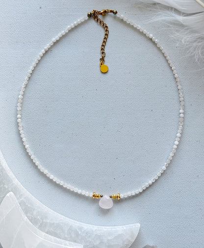 Rožinio kvarco ir mėnulio akmens kaklo vėrinys