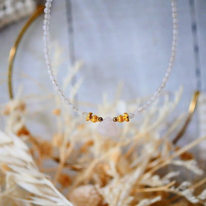 Rožinio kvarco ir mėnulio akmens kaklo vėrinys