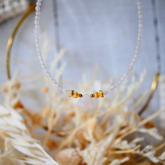 Rožinio kvarco ir mėnulio akmens kaklo vėrinys