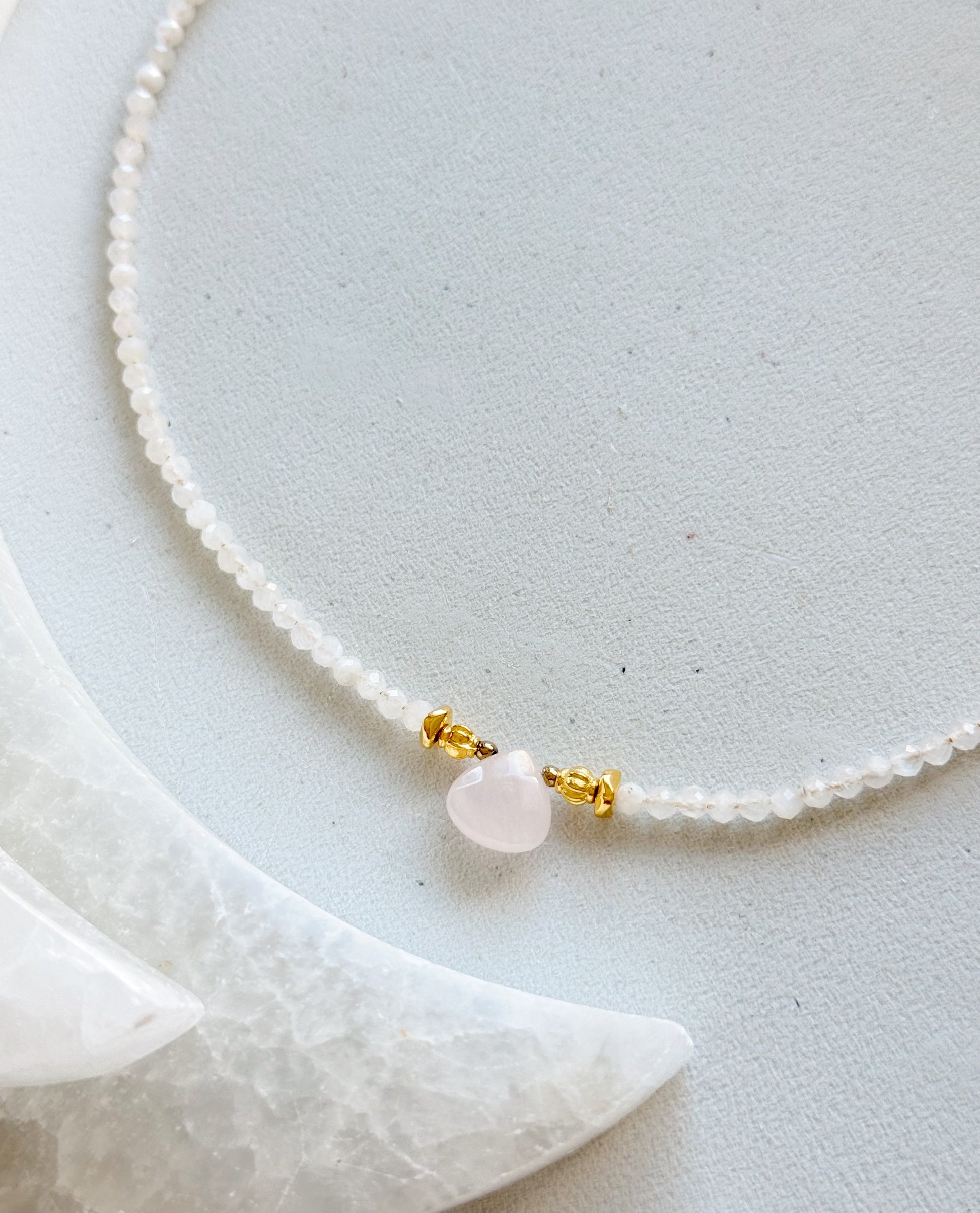 Rožinio kvarco ir mėnulio akmens kaklo vėrinys