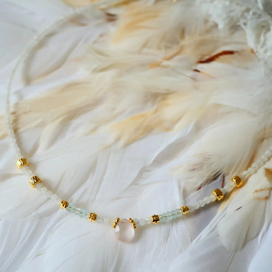 Rožinio kvarco ir morganito kaklo vėrinys "Švelnumas"