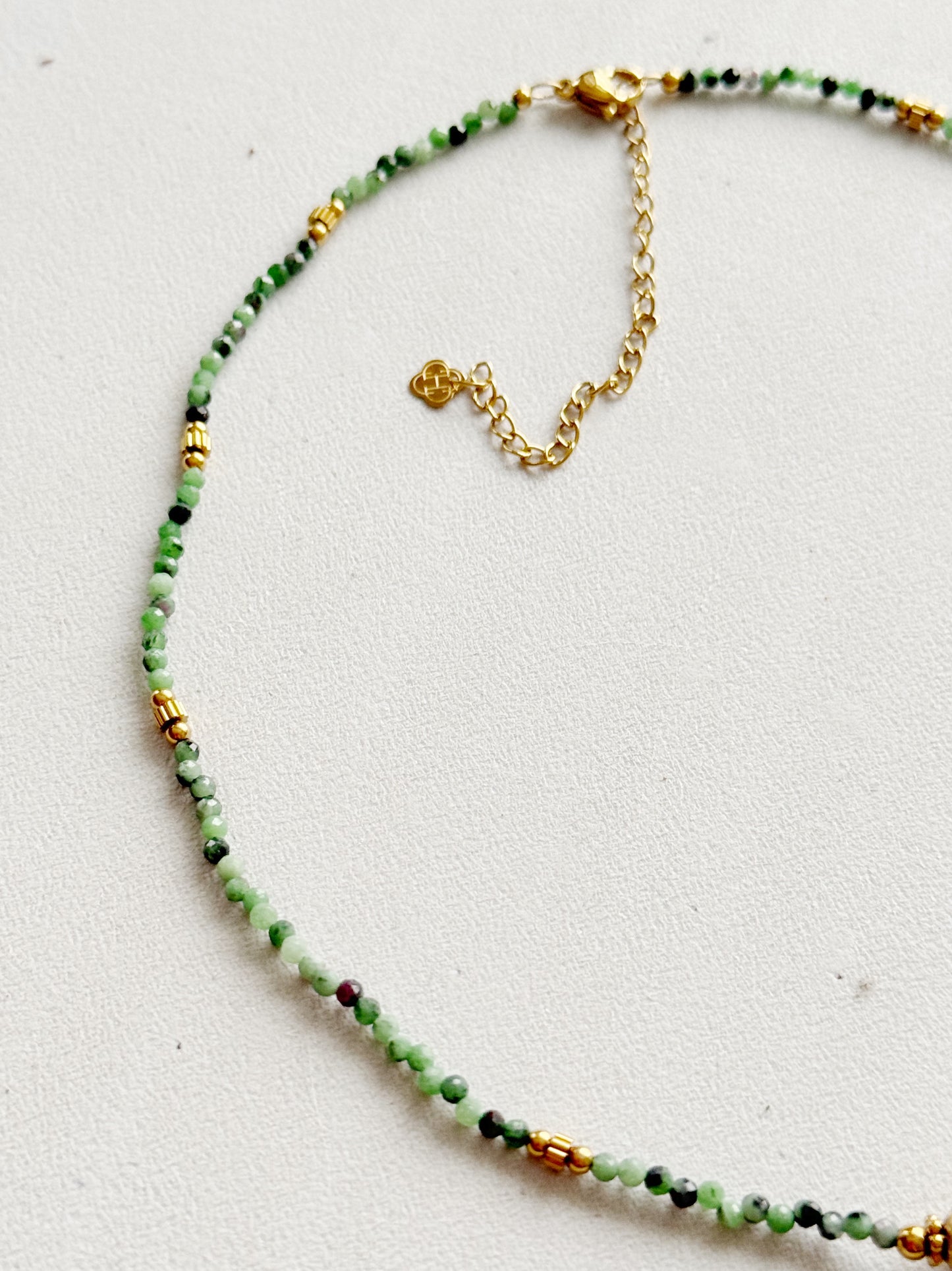 Rubino zoisito kaklo vėrinys